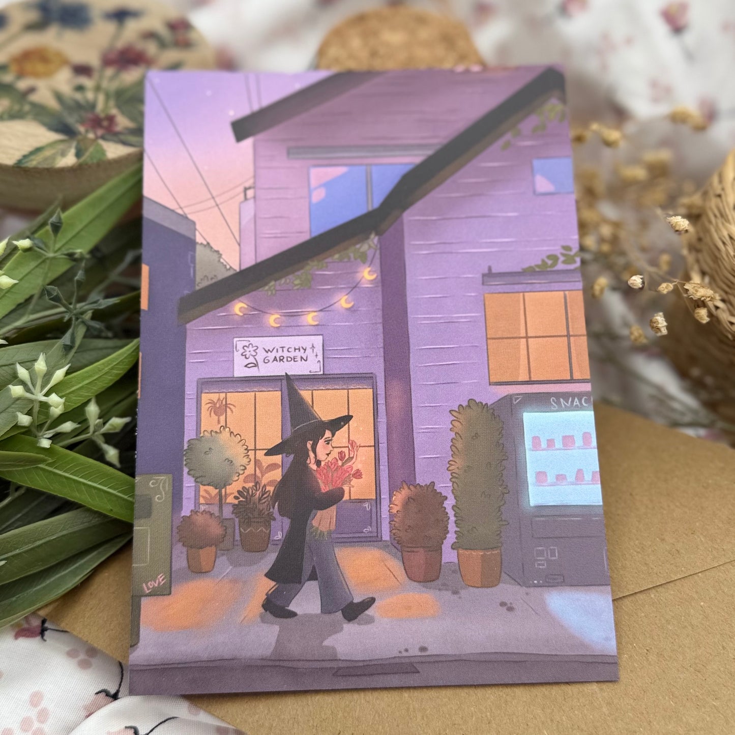Witchy Garden – Hexe mit Blumen bei Abenddämmerung | Magische Illustration Postkarte