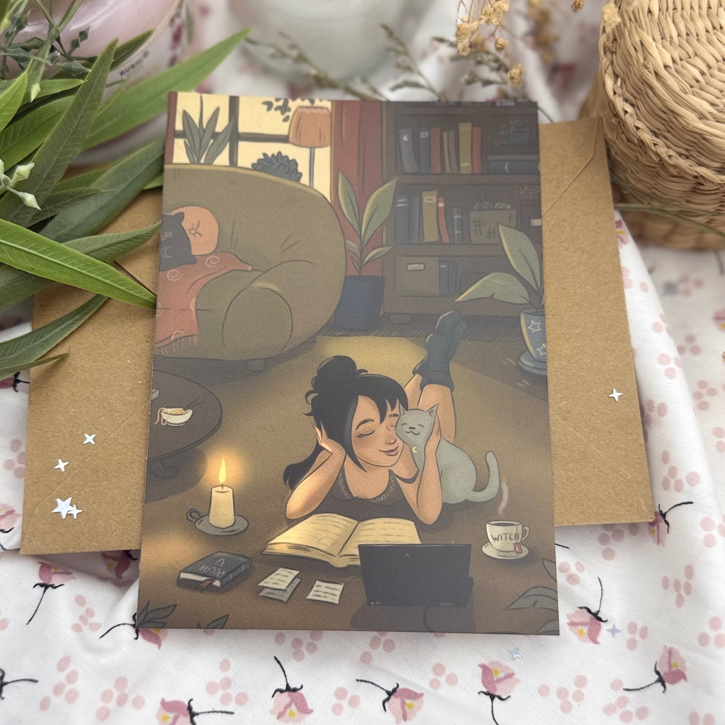 Lesende Hexe mit Katze – Cozy Witch Illustration | Achtsamkeits-Postkarte | Ruhe & Safespace Art