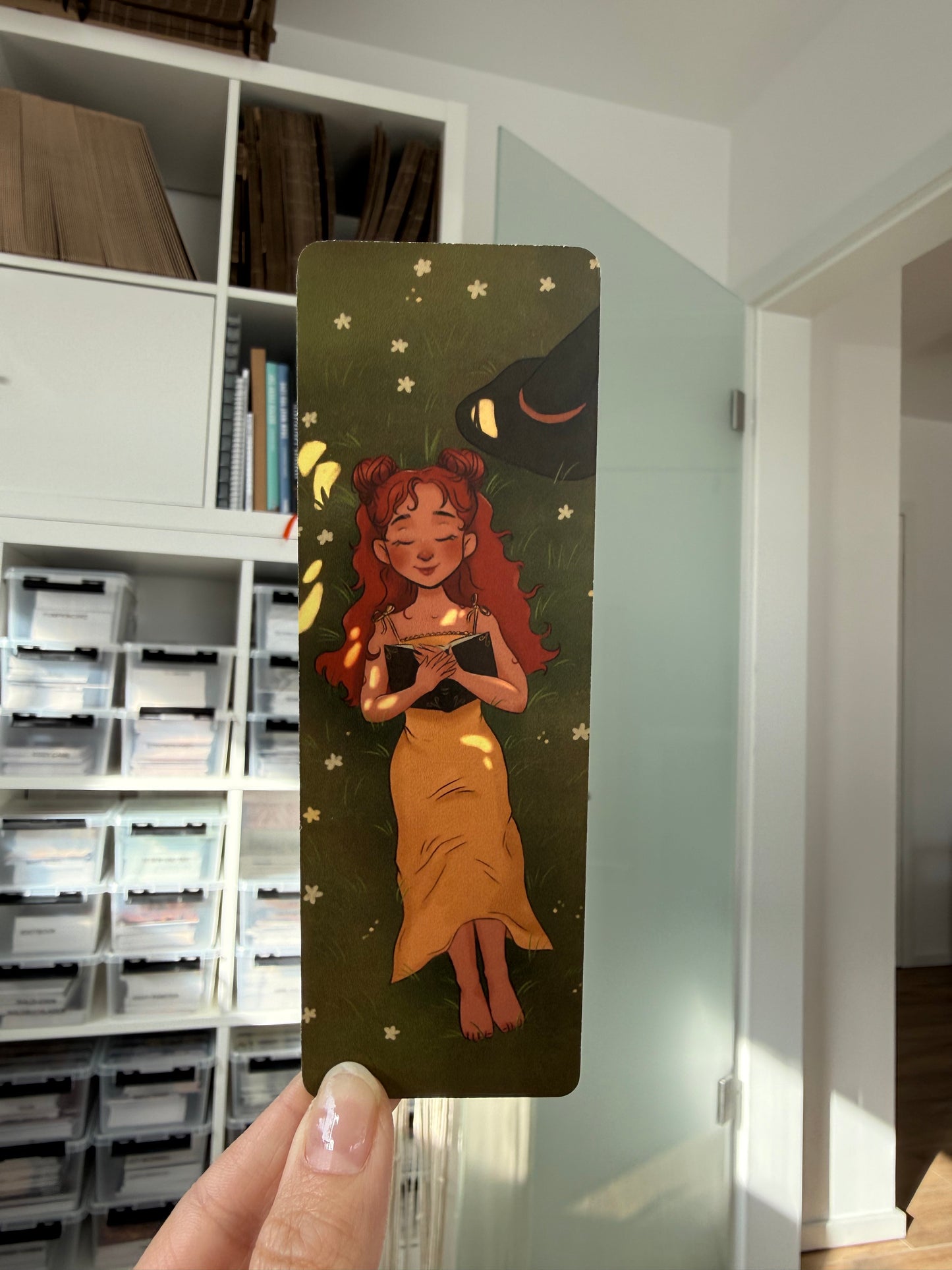 Cozy Witch Lesezeichen – Entspannende Buchillustration – Hygge Stimmung – Geschenk für Leser