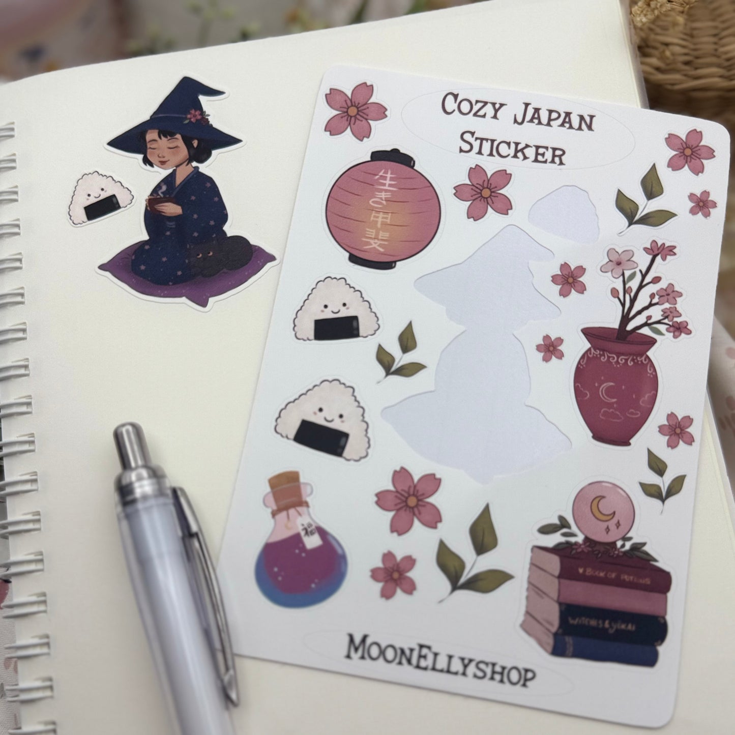 Cozy Japan Sticker Sheet | Kawaii Japan Stickerbogen mit Hexe, Sakura & Onigiri | Planner Sticker | Journaling