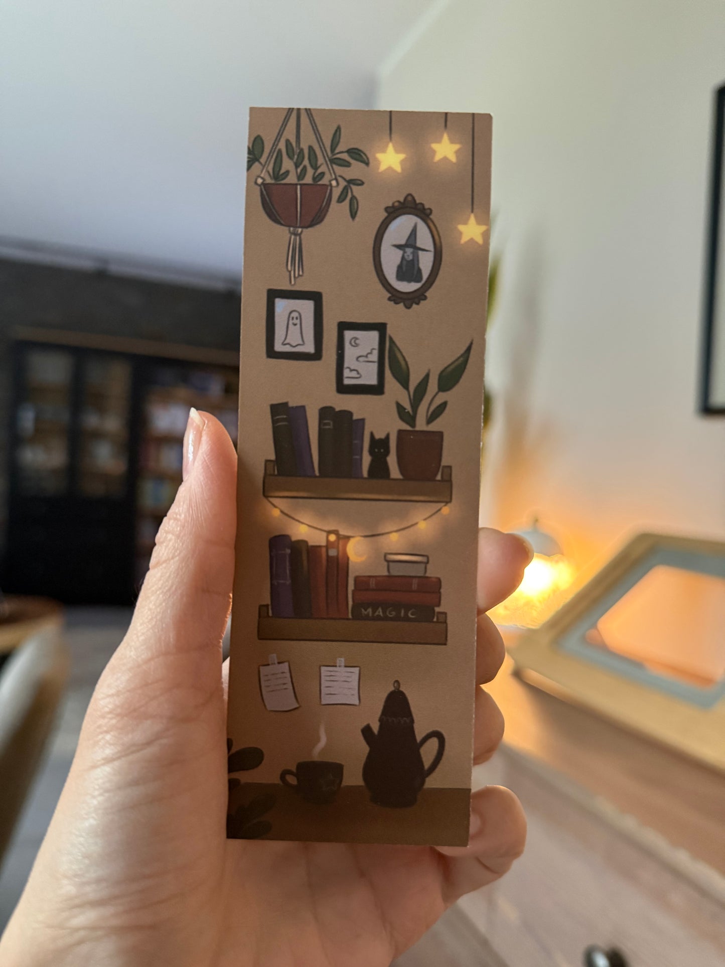 Lesezeichen Hexe Bücherregal cozy – Geschenk für Buchliebhaber