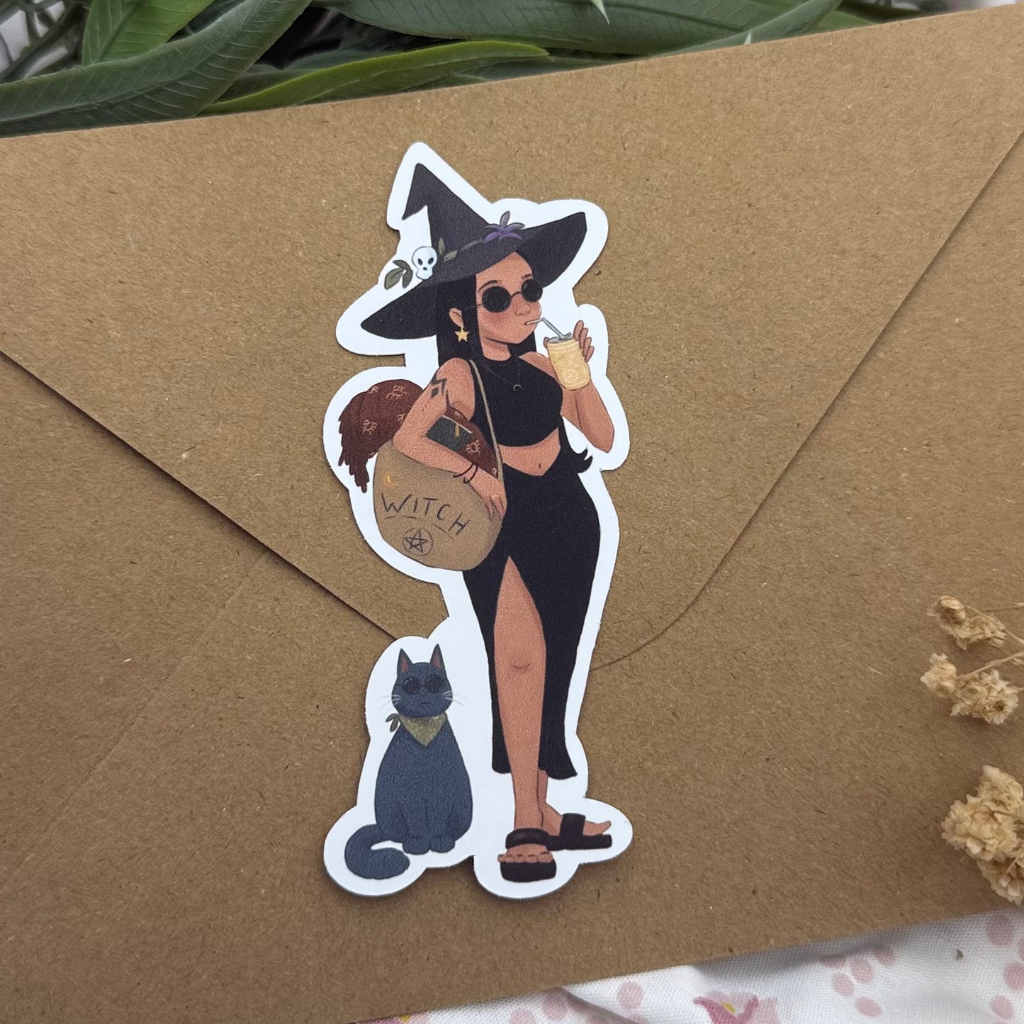 Summerween Witch Sticker – Cozy Hexe mit schwarzer Katze und Iced Coffee | Sommer Halloween Vinyl Sticker