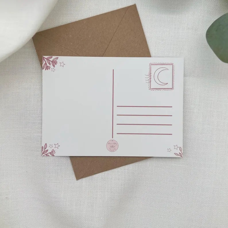 Postkarte Hexe im Coffeeshop - Kaffee und Buch Illustration- Cozy Witch DIN A6 - Geschenk für Leseratten und Hexenfreunde