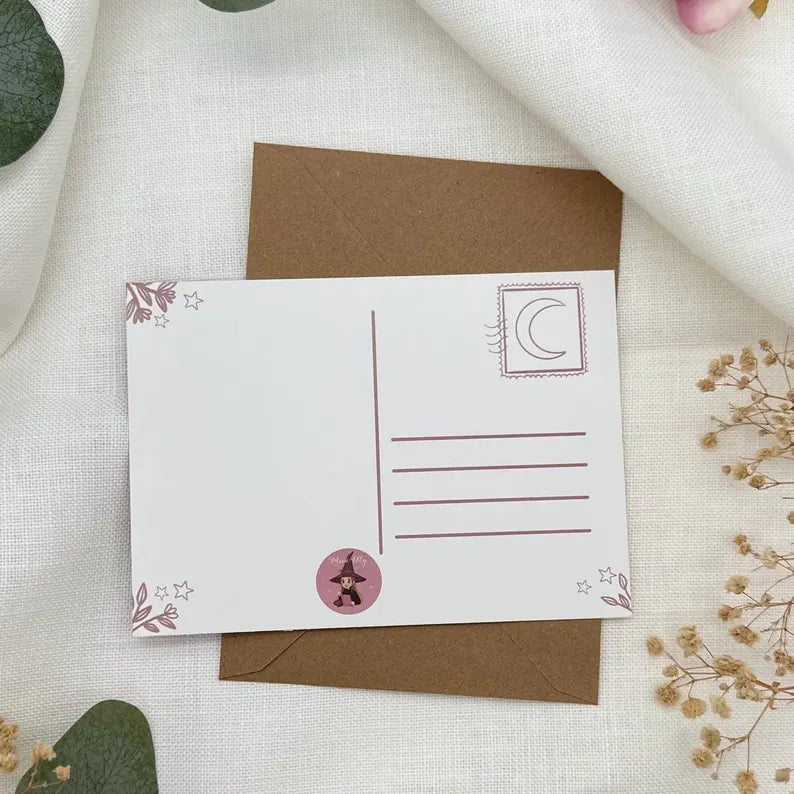 Postkarte ‚Cozy Magic‘ – entspannte Hexe mit Katze & Tee