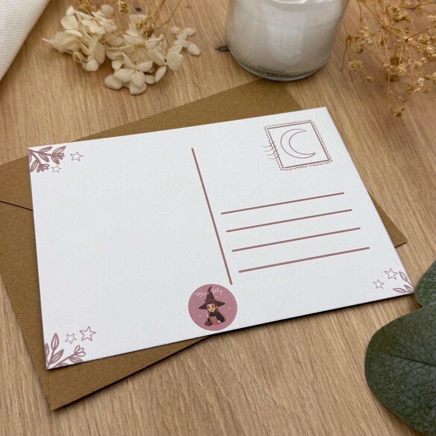 Postkarte „Mitternachtssnack der kleinen Hexe“ – Magische Nachtküche mit Katze und Kühlschranklicht