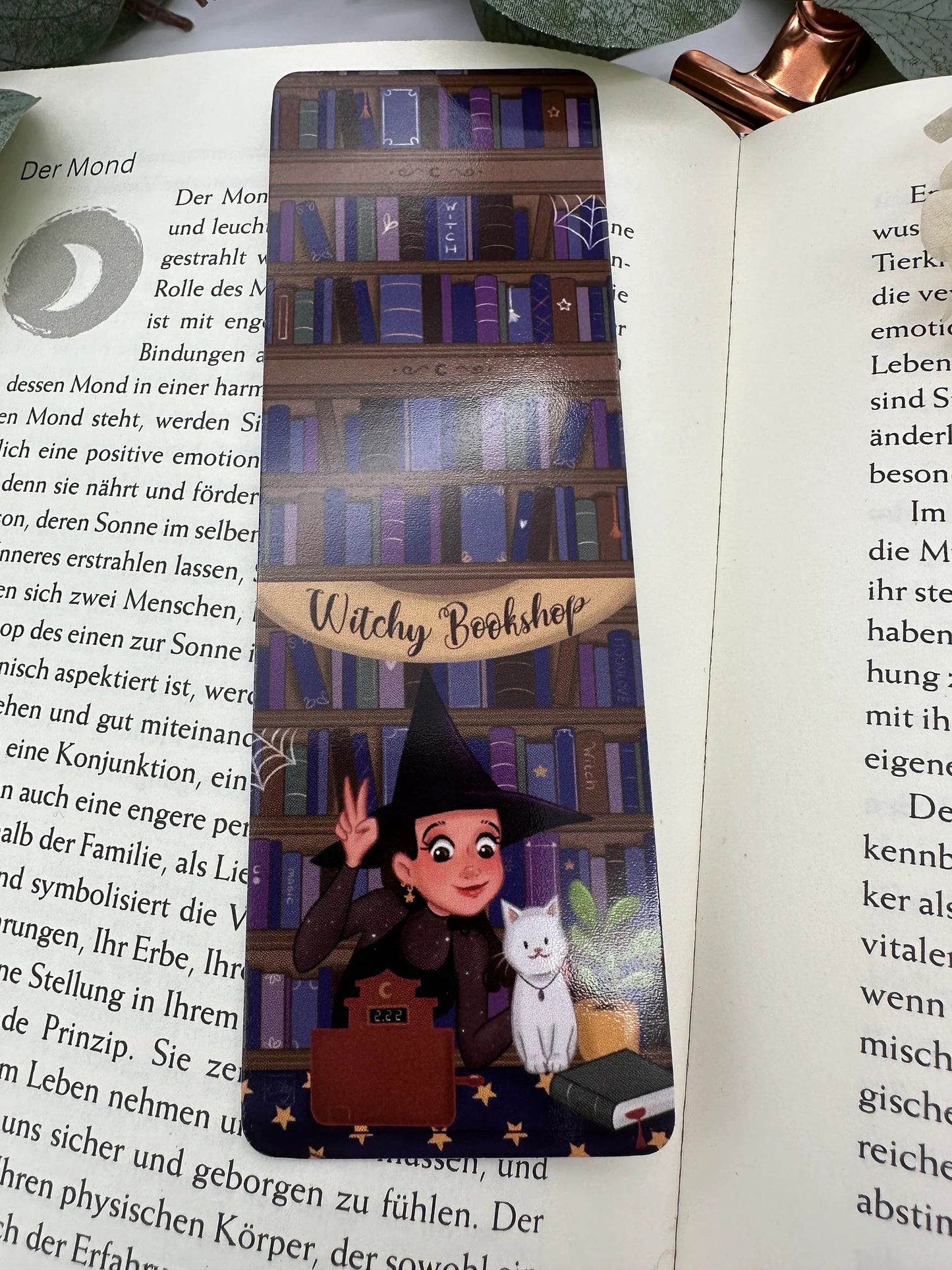 Hexen- Buchladen Lesezeichen - Magische Illustration mit Katze und Zauberbüchern