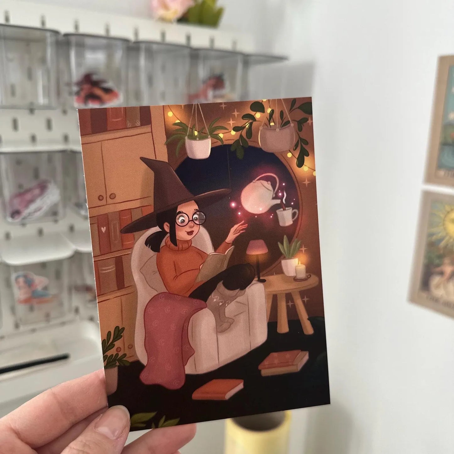 Postkarte Hexe mit Tee und Buch- Bücherwurm Illustration A6 | MoonElly Cozy Magic