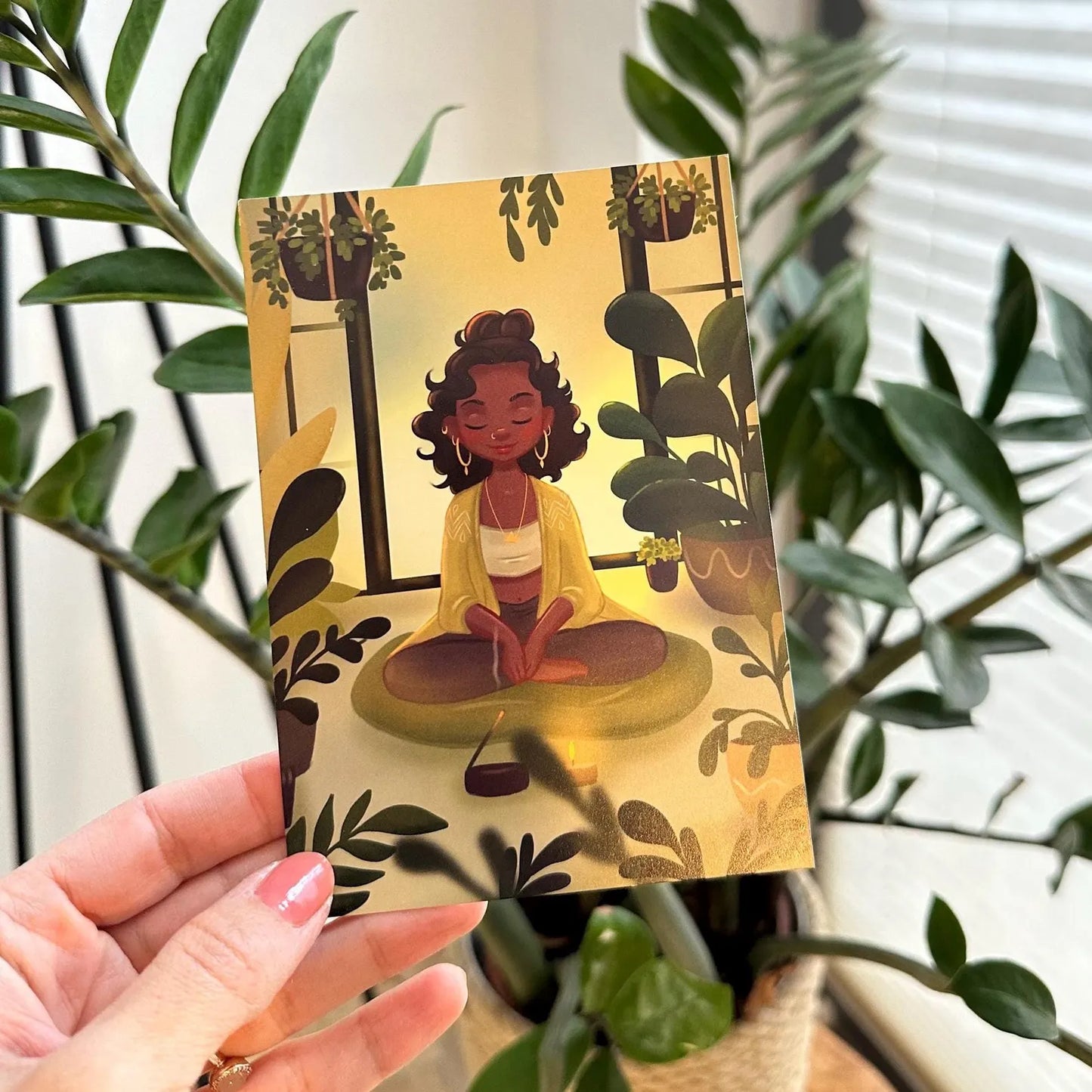 Postkarte Yoga mit Pflanzen - Achtsamkeit auf der Matte im Urban Jungle Illustration DIN A6