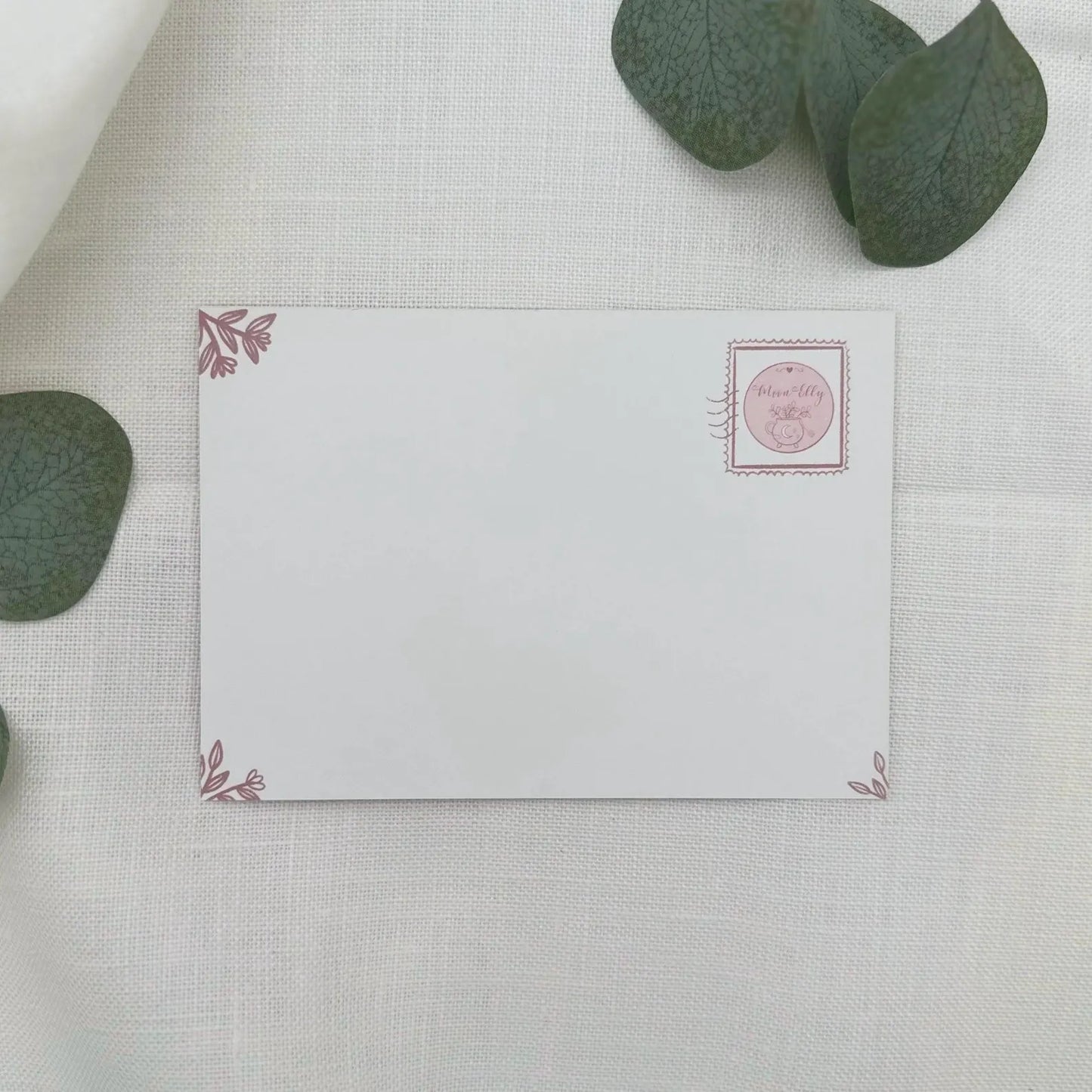 Hexe mit Briefpost über Sonnenblumenfeld - Sommerliche A6 Postkarte