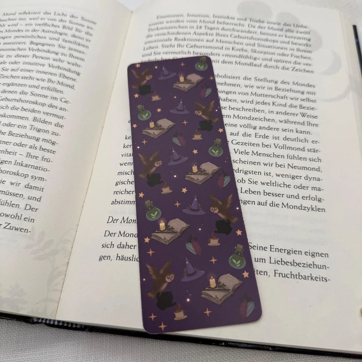 Lesezeichen „Witchy Books“ Magisches Lesezeichen in Lila | Hexen-Motive, Bücher & Zaubertränke