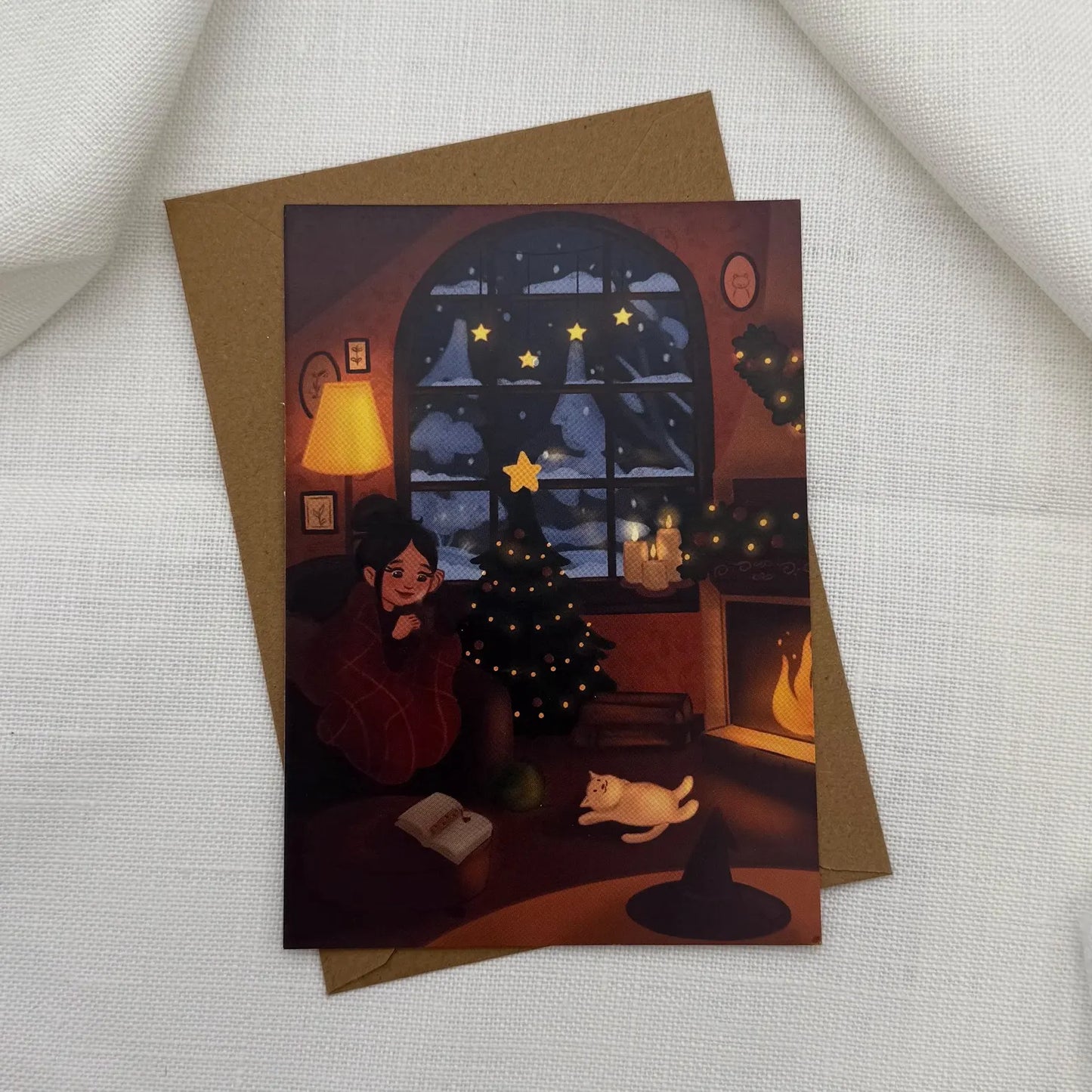 Gemütliche Wintermagie – Weihnachtliche Hexen-Postkarte | Cozy Witch Christmas Card | Illustration mit Katze & Kamin