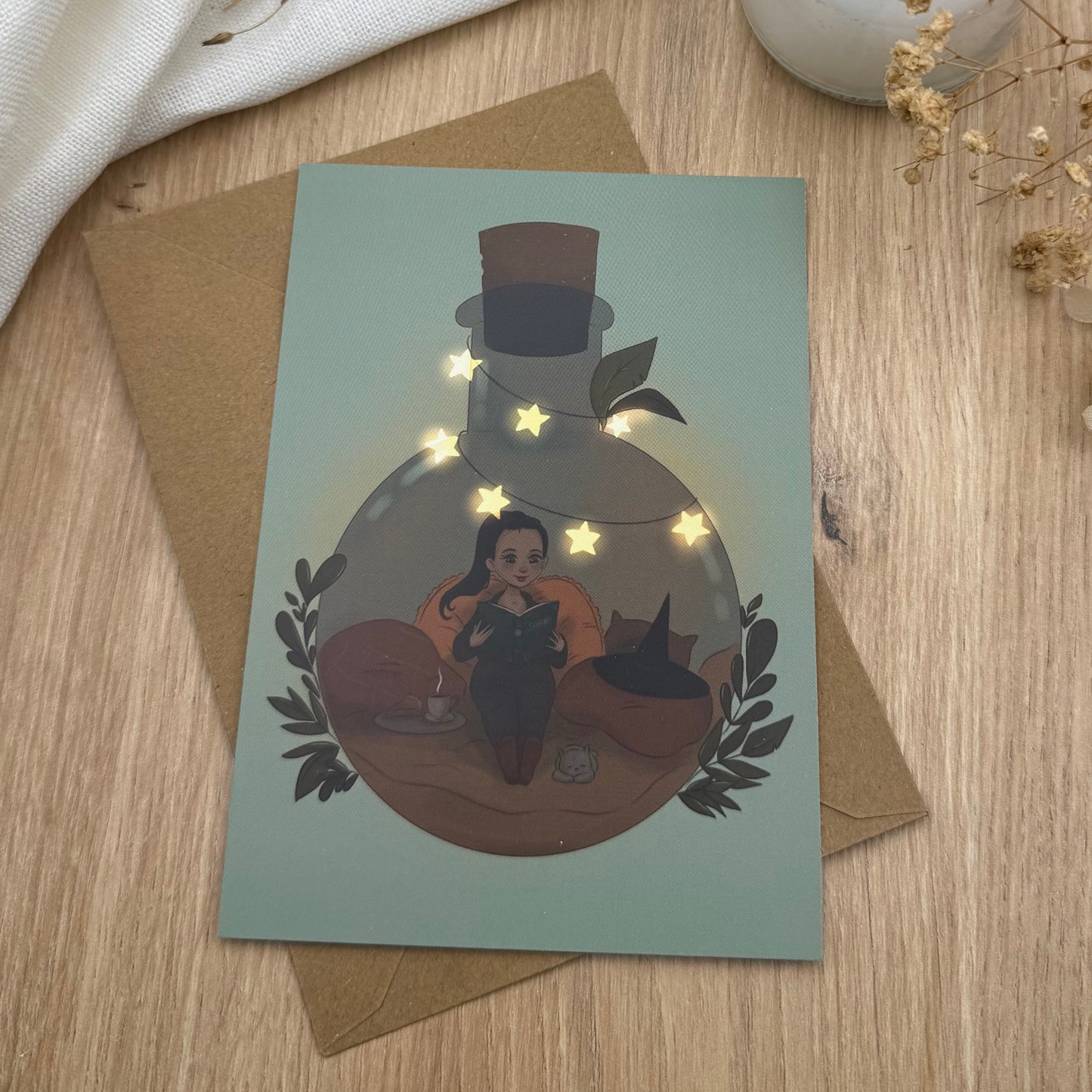 Cozy Witch Postkarte – Lesende Hexe im Glas – Book Lover Witch Illustration – Magische Lesezeit – Witchy Cozy Art