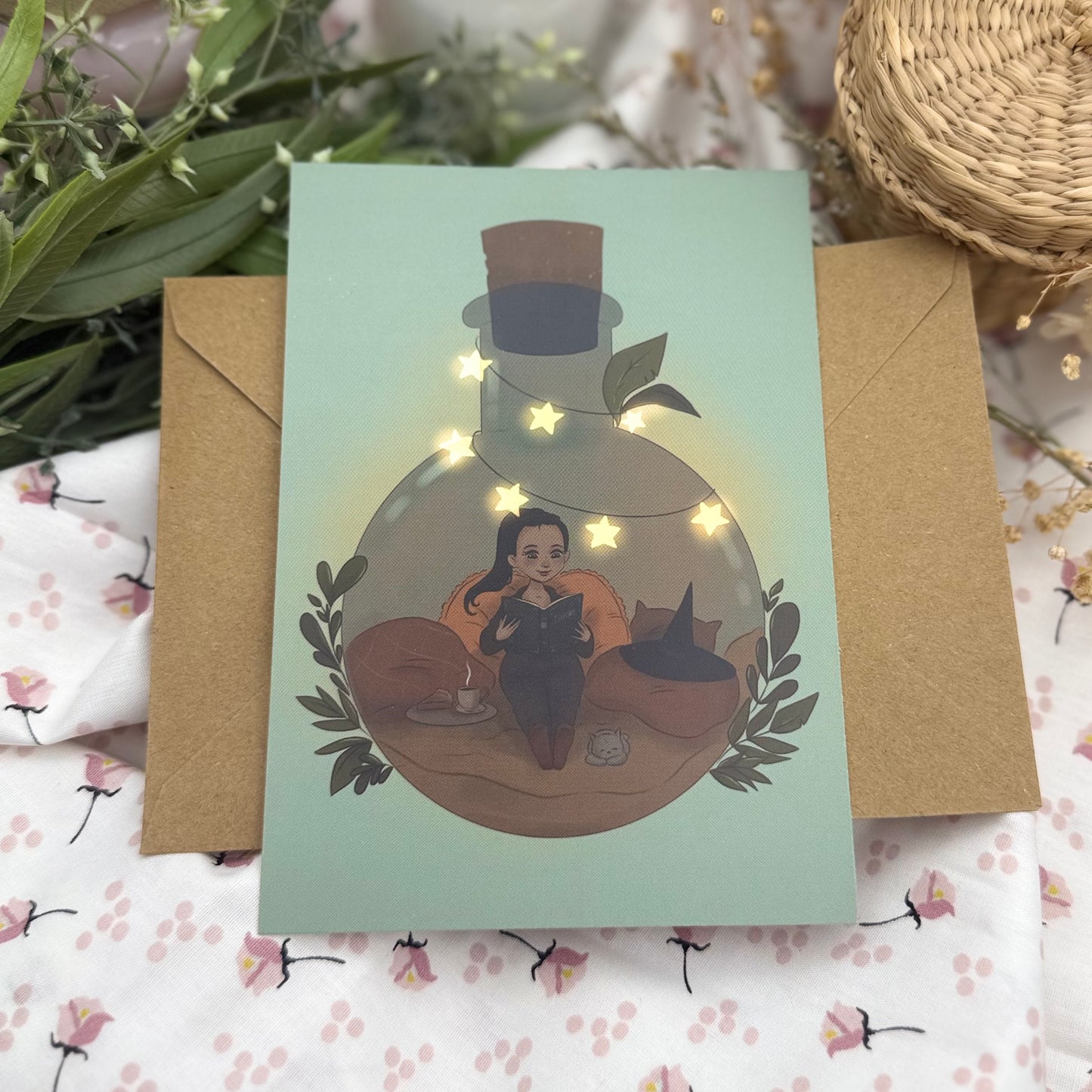 Cozy Witch Postkarte – Lesende Hexe im Glas – Book Lover Witch Illustration – Magische Lesezeit – Witchy Cozy Art