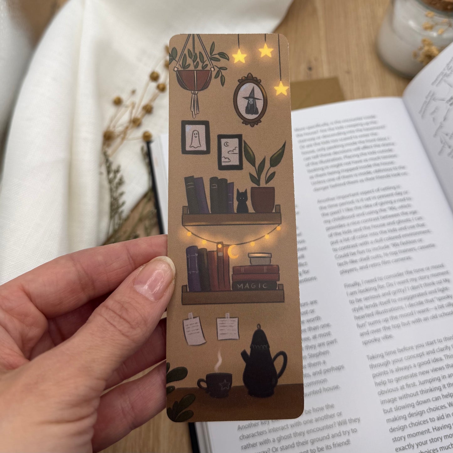 Lesezeichen Hexe Bücherregal cozy – Geschenk für Buchliebhaber