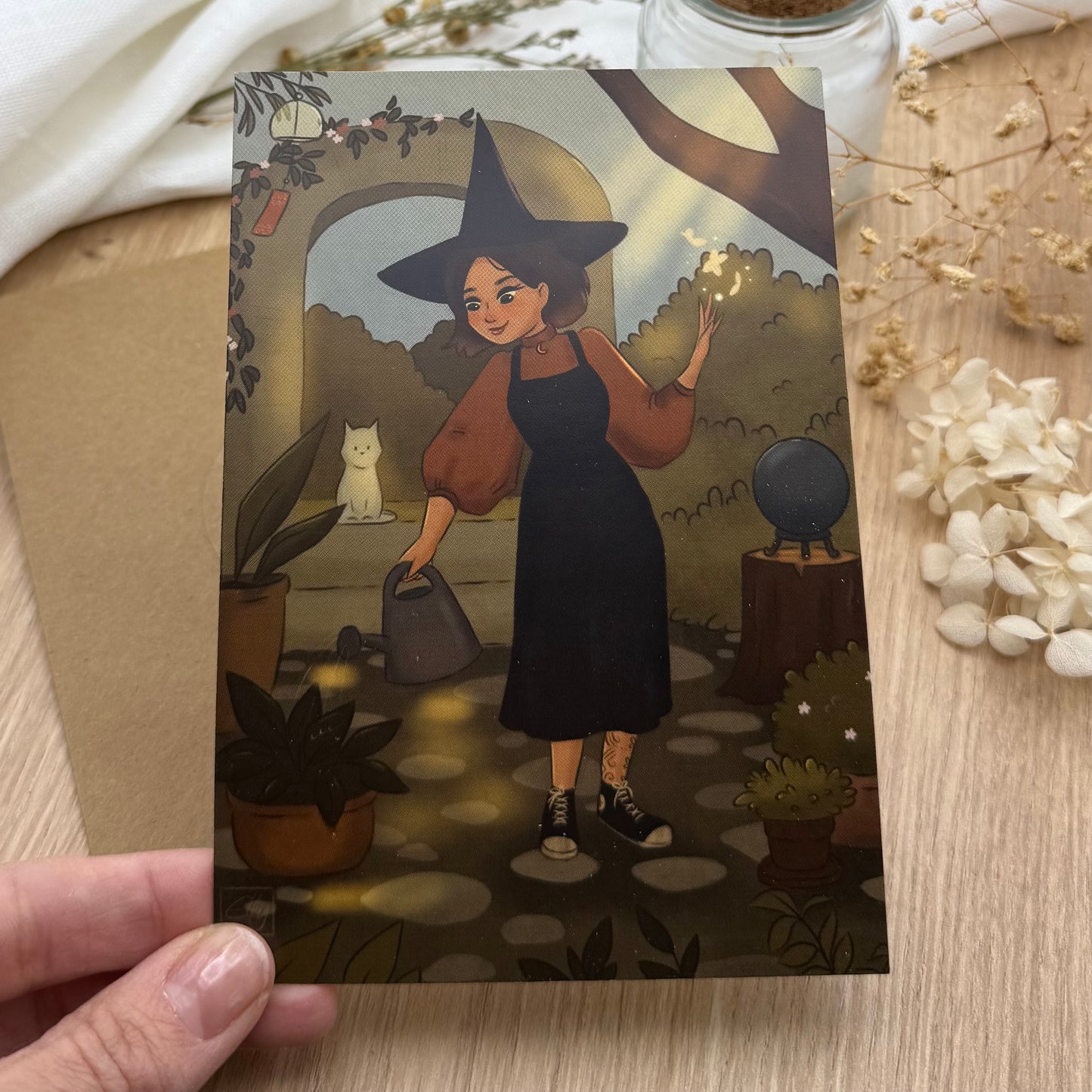 Garden Witch Postkarte – Hexe im magischen Garten – Green Witch Illustration – Nature Witch Art – Witchy Garten Szene