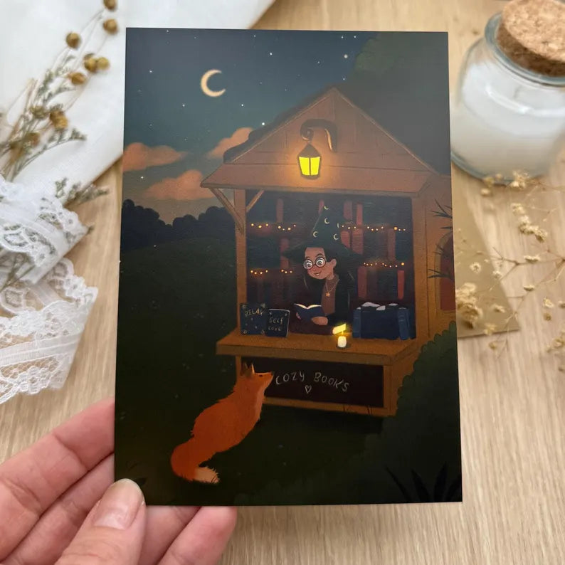Postkarte „Cozy Books“ – Magischer Hexenbuchladen bei Nacht mit Fuchs | Mystisch & warmherzig