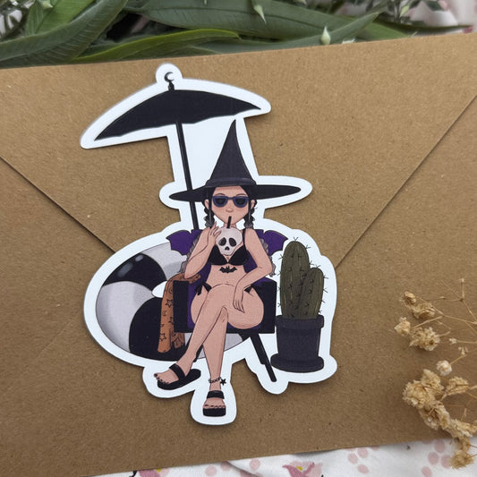 Summerween Beach Witch Sticker – Spooky Summer Hexe am Strand | Halloween Summer Vinyl Sticker mit Drink