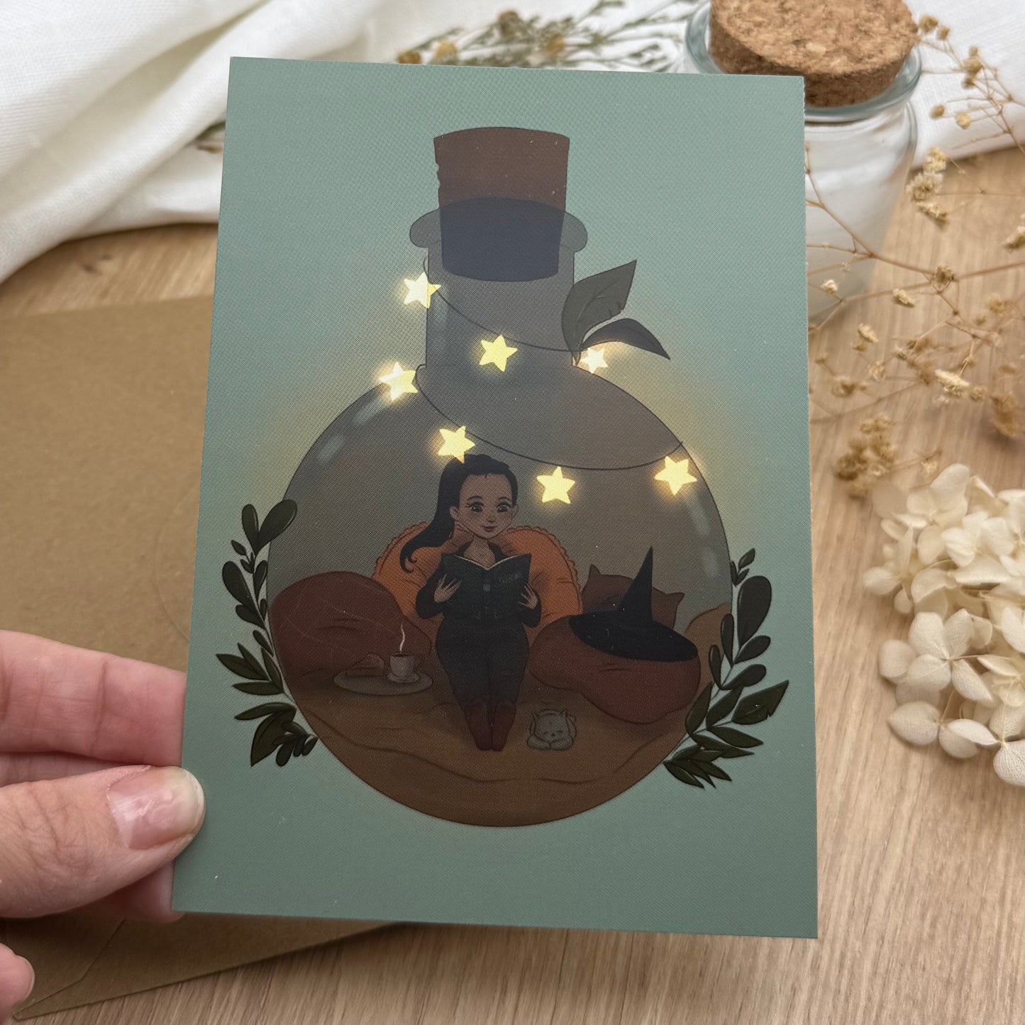 Cozy Witch Postkarte – Lesende Hexe im Glas – Book Lover Witch Illustration – Magische Lesezeit – Witchy Cozy Art