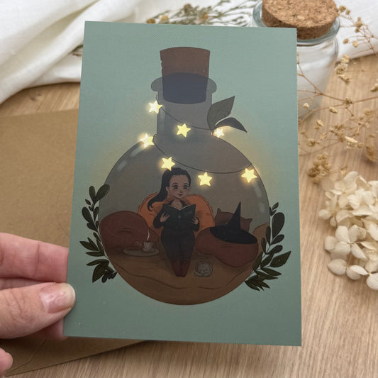 Cozy Witch Postkarte – Lesende Hexe im Glas – Book Lover Witch Illustration – Magische Lesezeit – Witchy Cozy Art