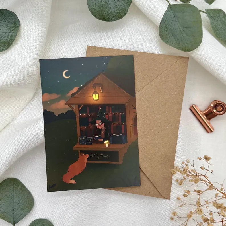 Postkarte „Cozy Books“ – Magischer Hexenbuchladen bei Nacht mit Fuchs | Mystisch & warmherzig