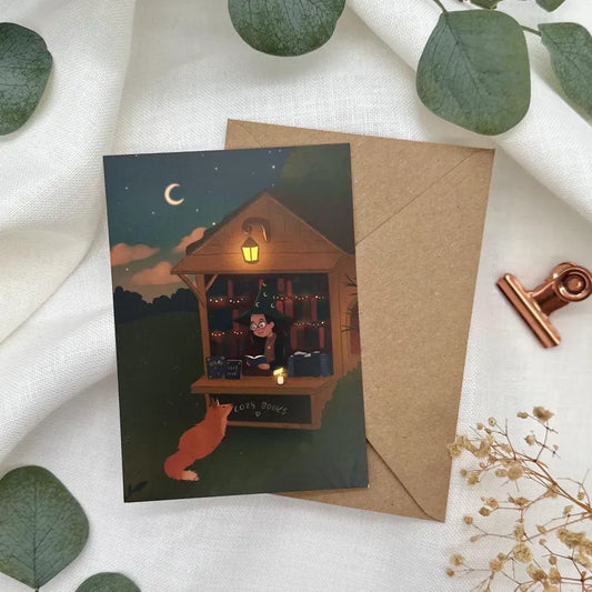 Postkarte „Cozy Books“ – Magischer Hexenbuchladen bei Nacht mit Fuchs | Mystisch & warmherzig