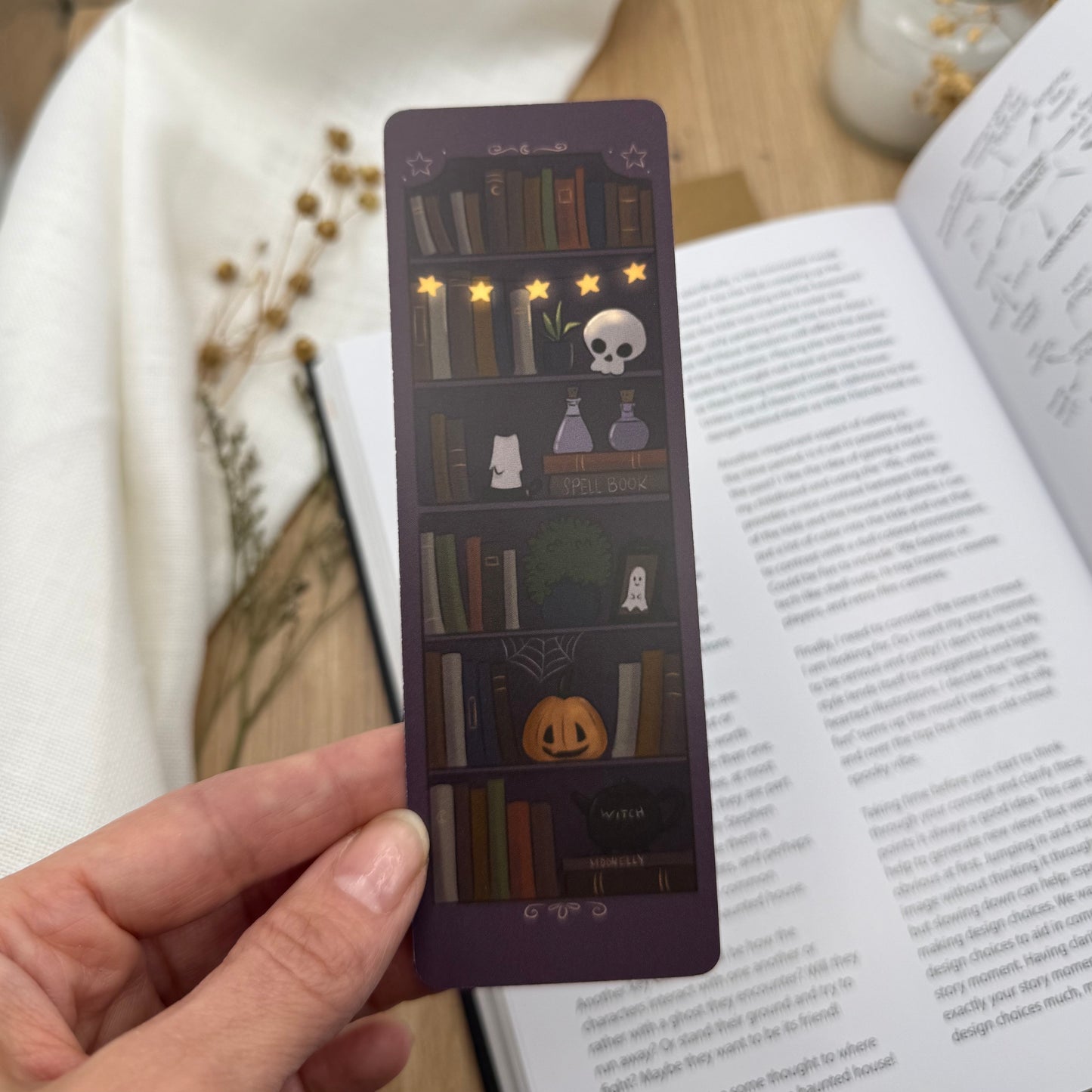 Lesezeichen Hexe Bücherregal Illustration – dunkles cozy Geschenk