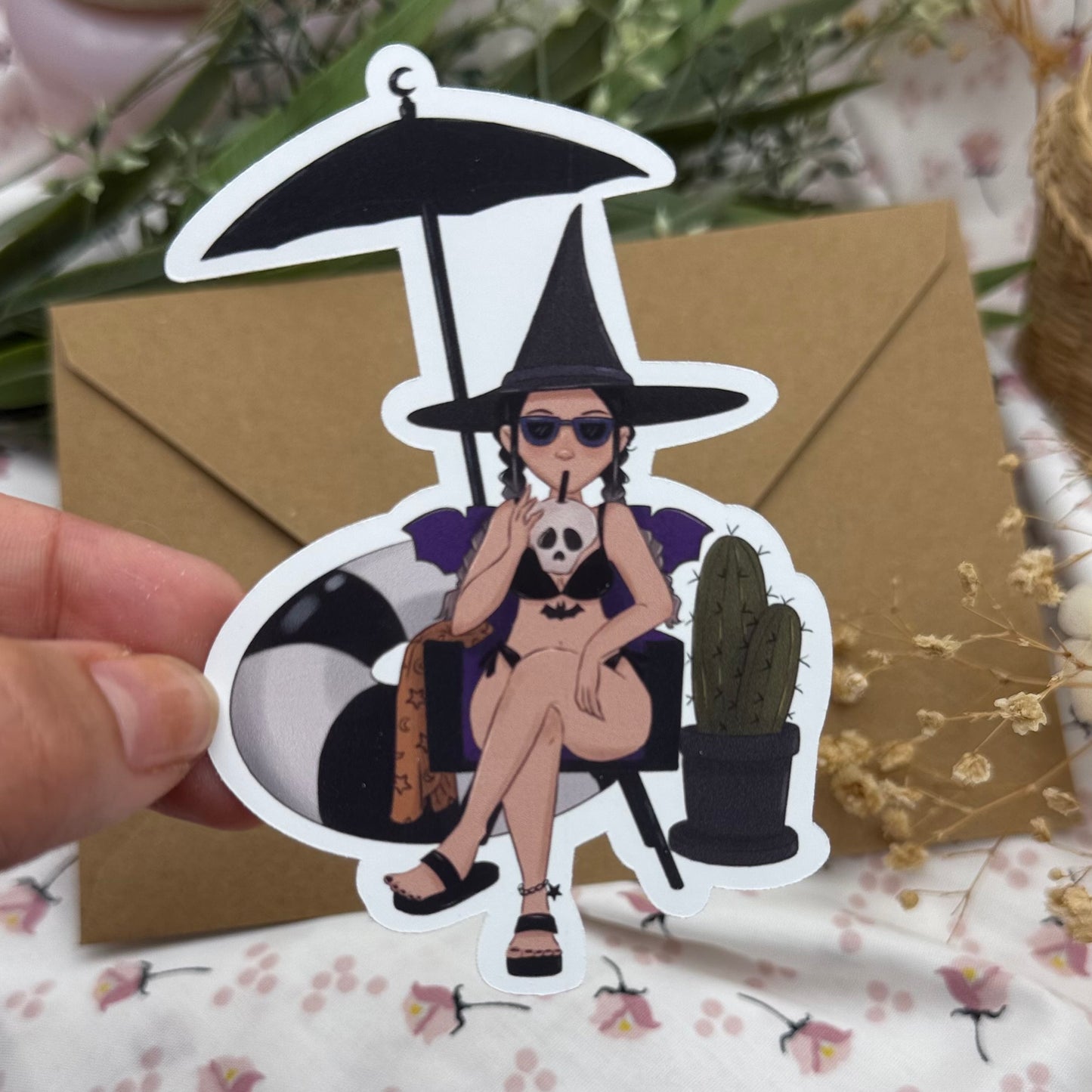 Summerween Beach Witch Sticker – Spooky Summer Hexe am Strand | Halloween Summer Vinyl Sticker mit Drink