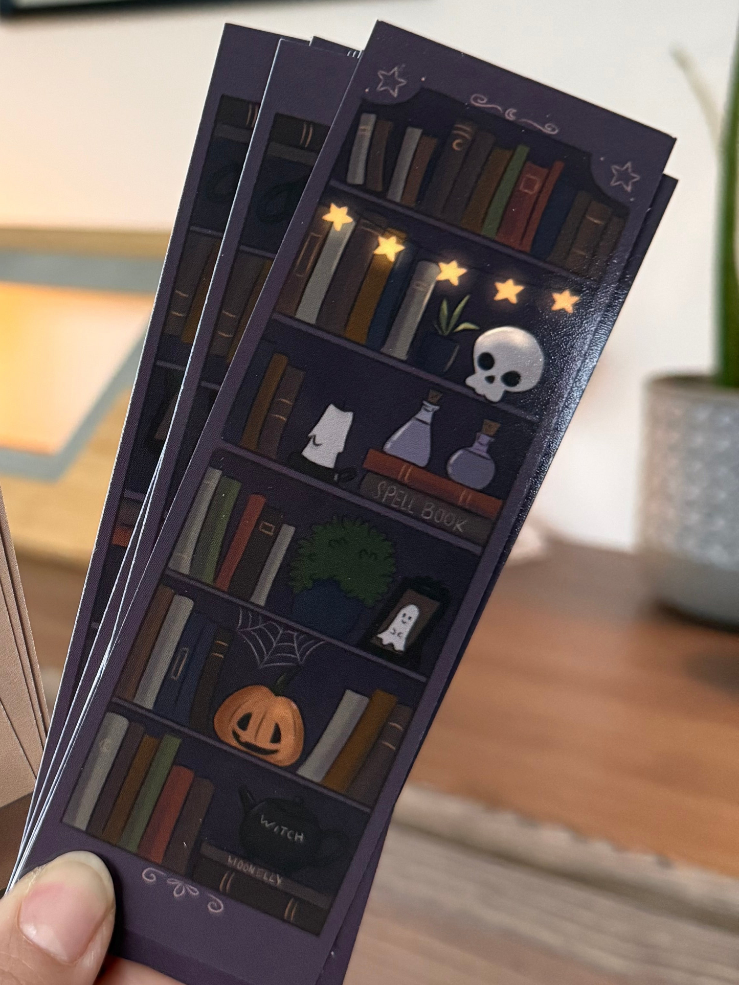 Lesezeichen Hexe Bücherregal Illustration – dunkles cozy Geschenk