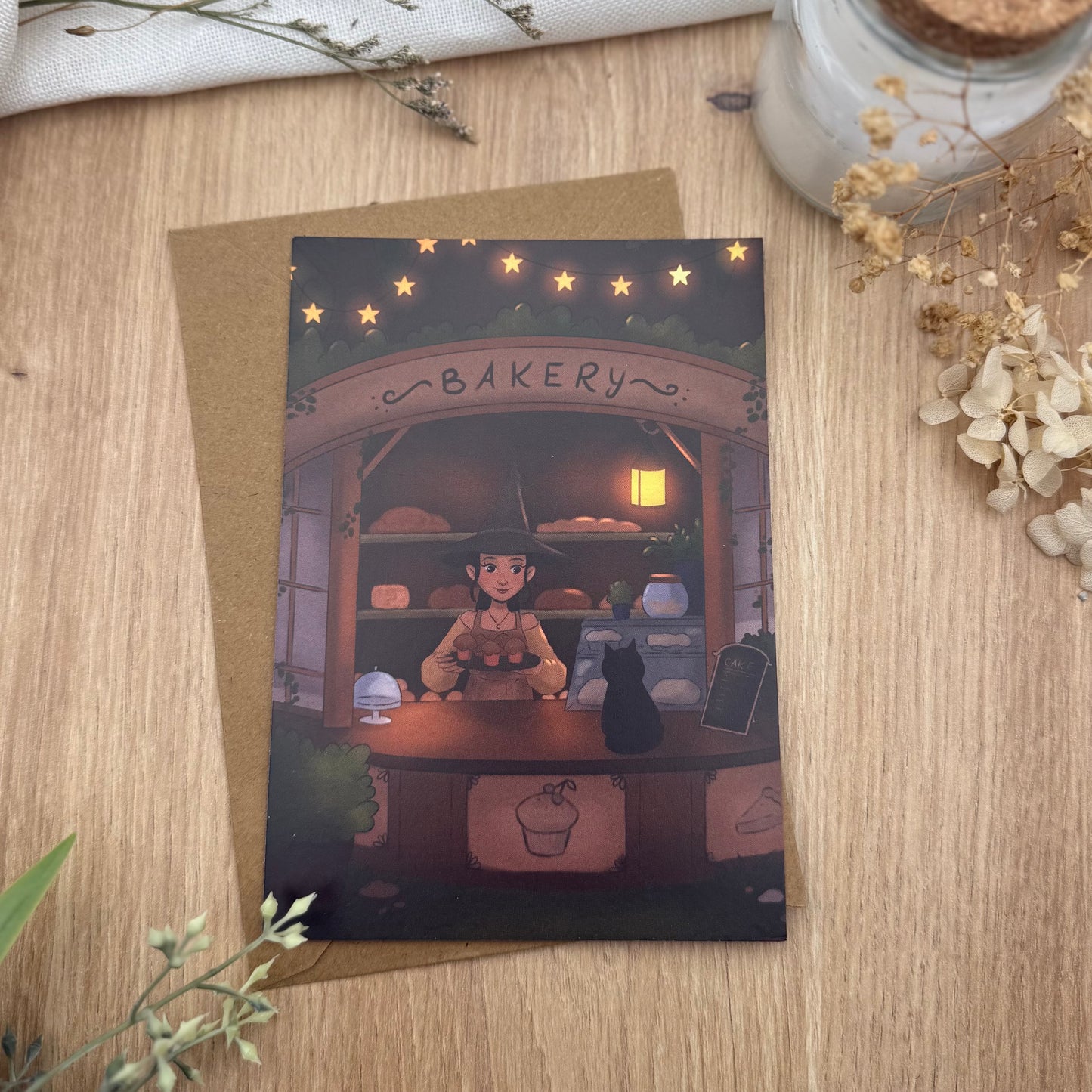 Cozy Witch Bakery Postkarte – magische Hexenbäckerei Illustration mit schwarzer Katze | gemütliche Fantasy Art Karte
