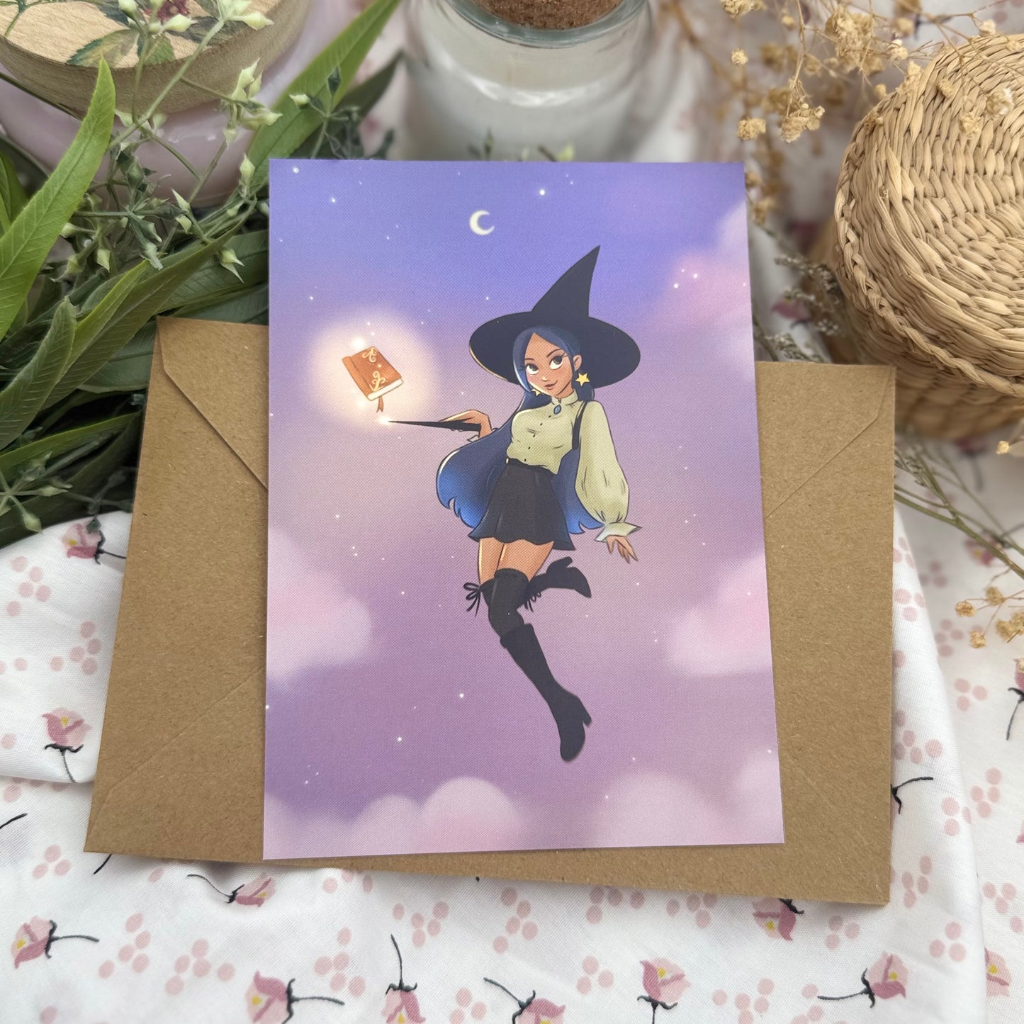 Hexen Postkarte – Magische Hexe mit Zauberbuch im Nachthimmel – Witchy Illustration – Magische Grüße – Fantasy Postkarte