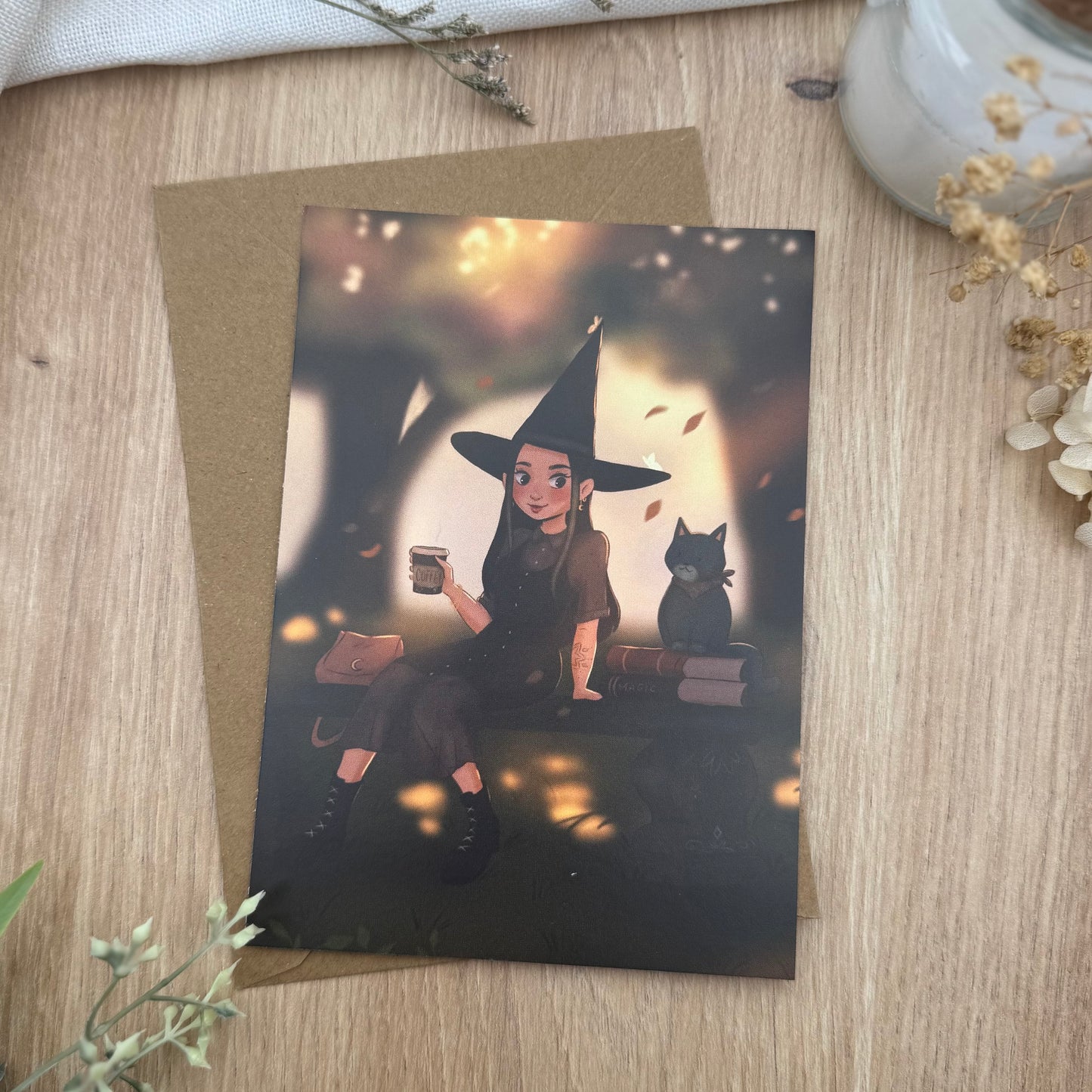 Cozy Reading Witch Postkarte – lesende Hexe mit schwarzer Katze | Bookish Witchy Illustration