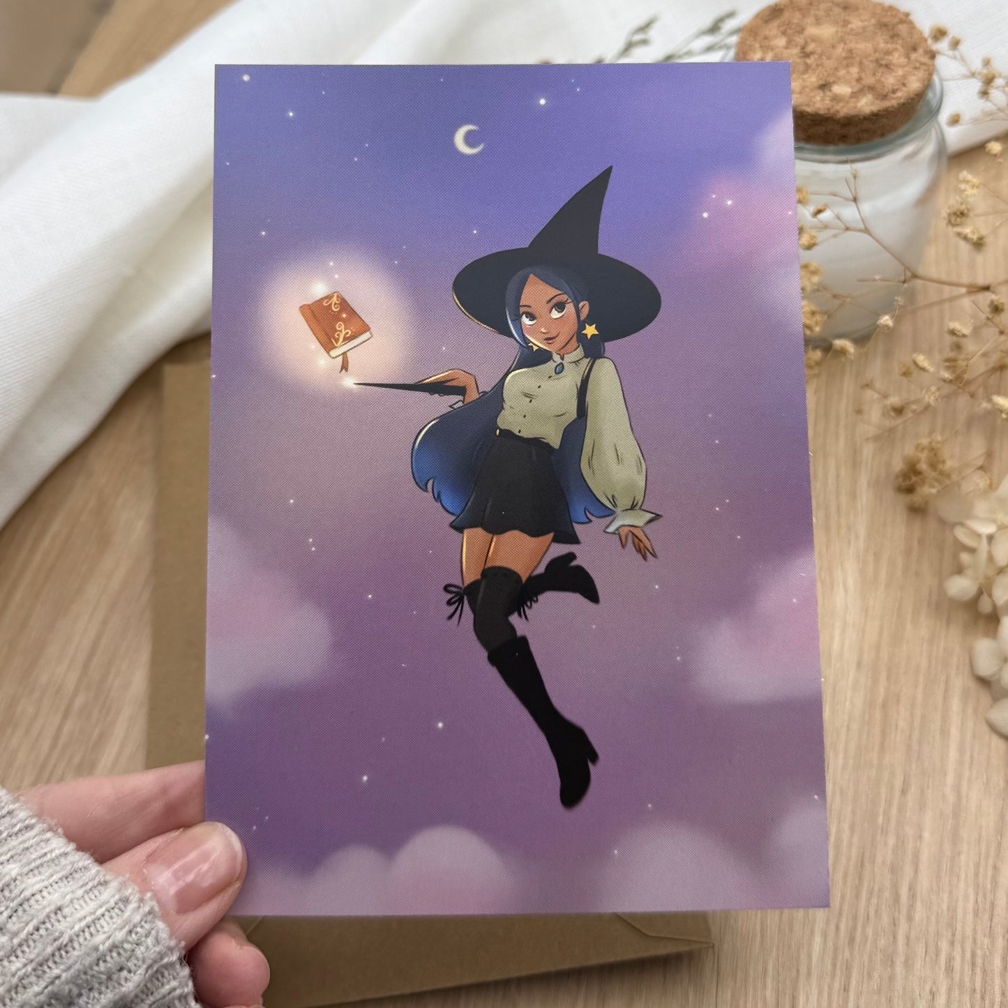 Hexen Postkarte – Magische Hexe mit Zauberbuch im Nachthimmel – Witchy Illustration – Magische Grüße – Fantasy Postkarte