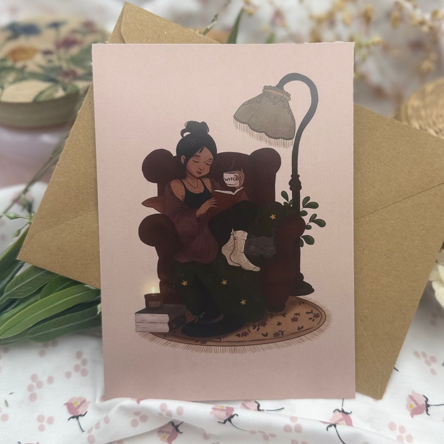 Cozy Witch Postkarte – Lesende Hexe mit Katze | Achtsamkeit, Bücherliebe & Hygge Deko | Witchy Art Print