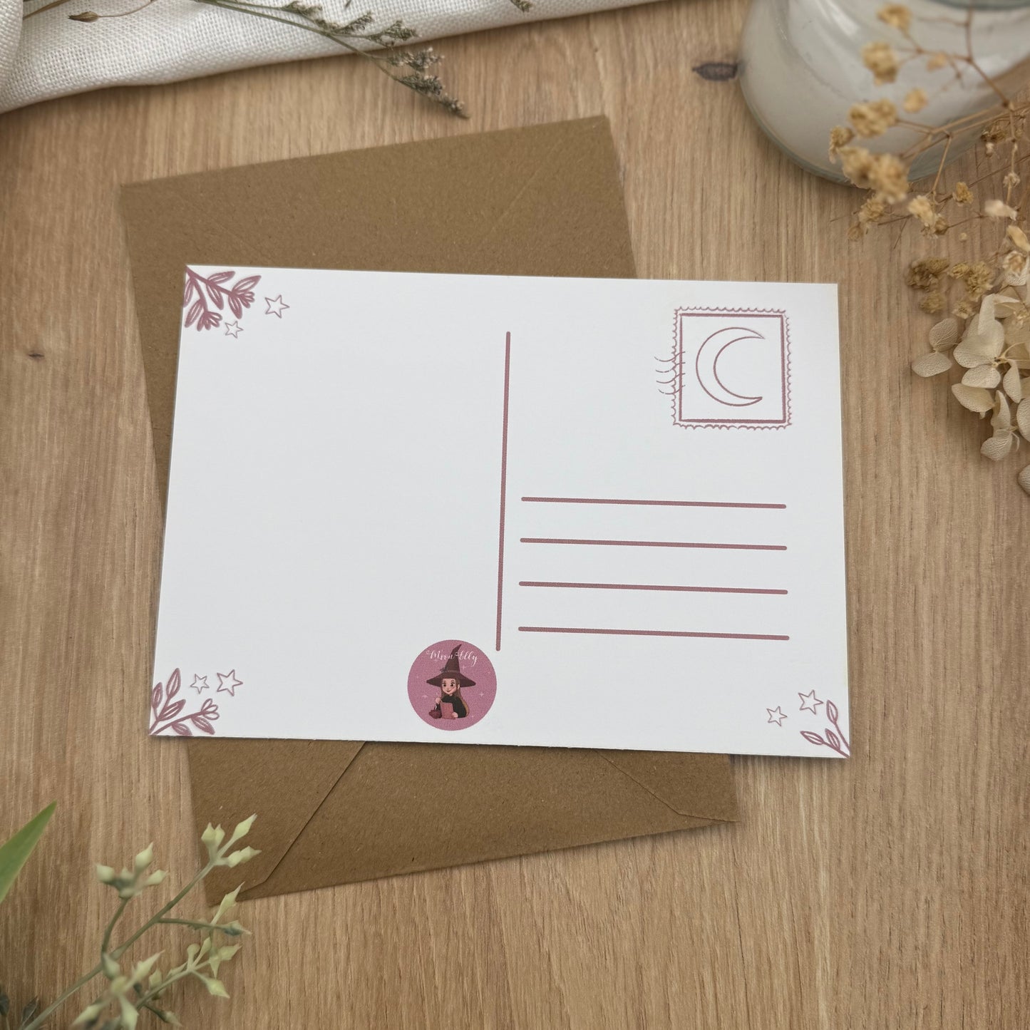 Cozy Reading Witch Postkarte – lesende Hexe mit schwarzer Katze | Bookish Witchy Illustration