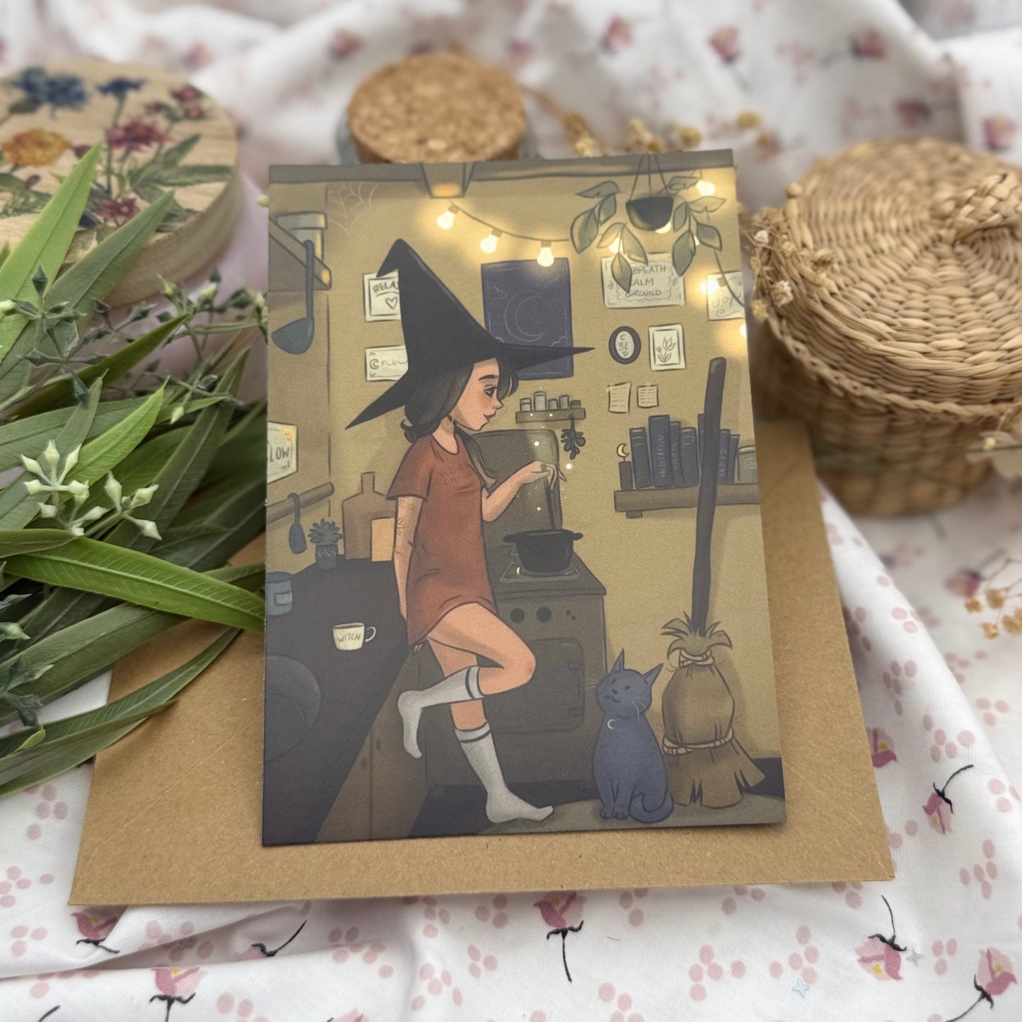 Gemütliche Hexe in der Küche – Magische Achtsamkeits-Postkarte | Witchcore Illustration | Cozy Art Print