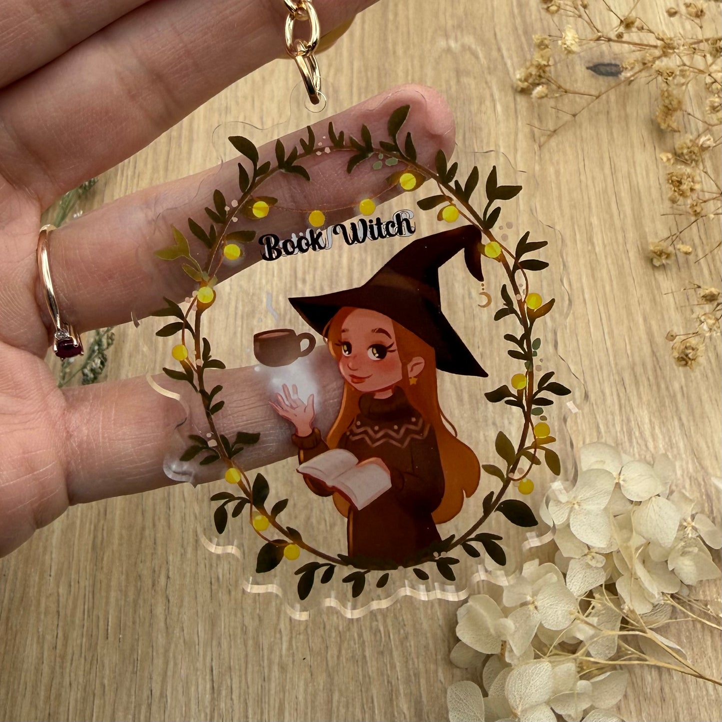 Books Witch Schlüsselanhänger – Hexe mit Buch, Acryl Anhänger für Leserinnen, Cozy Witch Geschenk