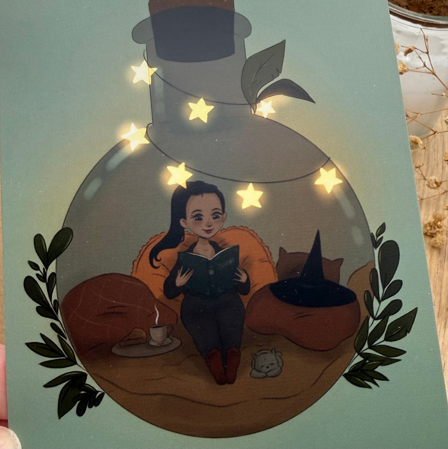 Cozy Witch Postkarte – Lesende Hexe im Glas – Book Lover Witch Illustration – Magische Lesezeit – Witchy Cozy Art