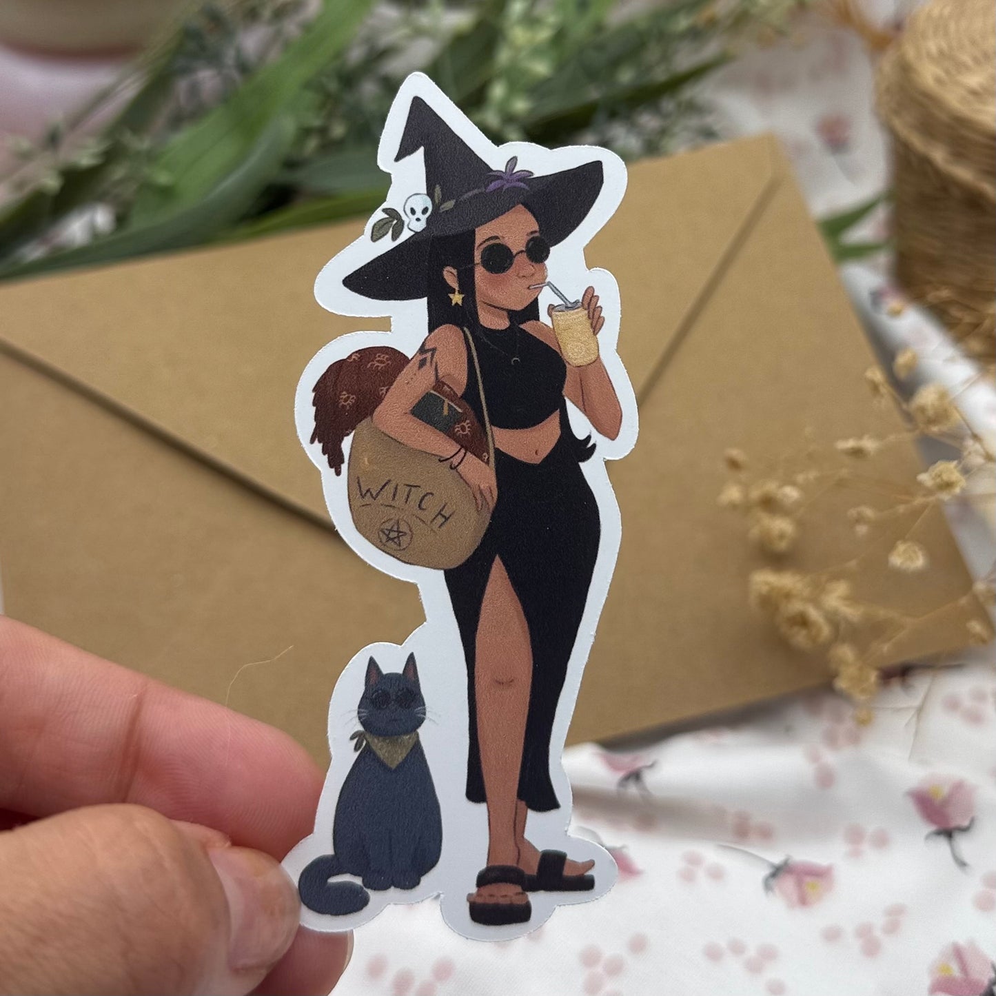 Summerween Witch Sticker – Cozy Hexe mit schwarzer Katze und Iced Coffee | Sommer Halloween Vinyl Sticker