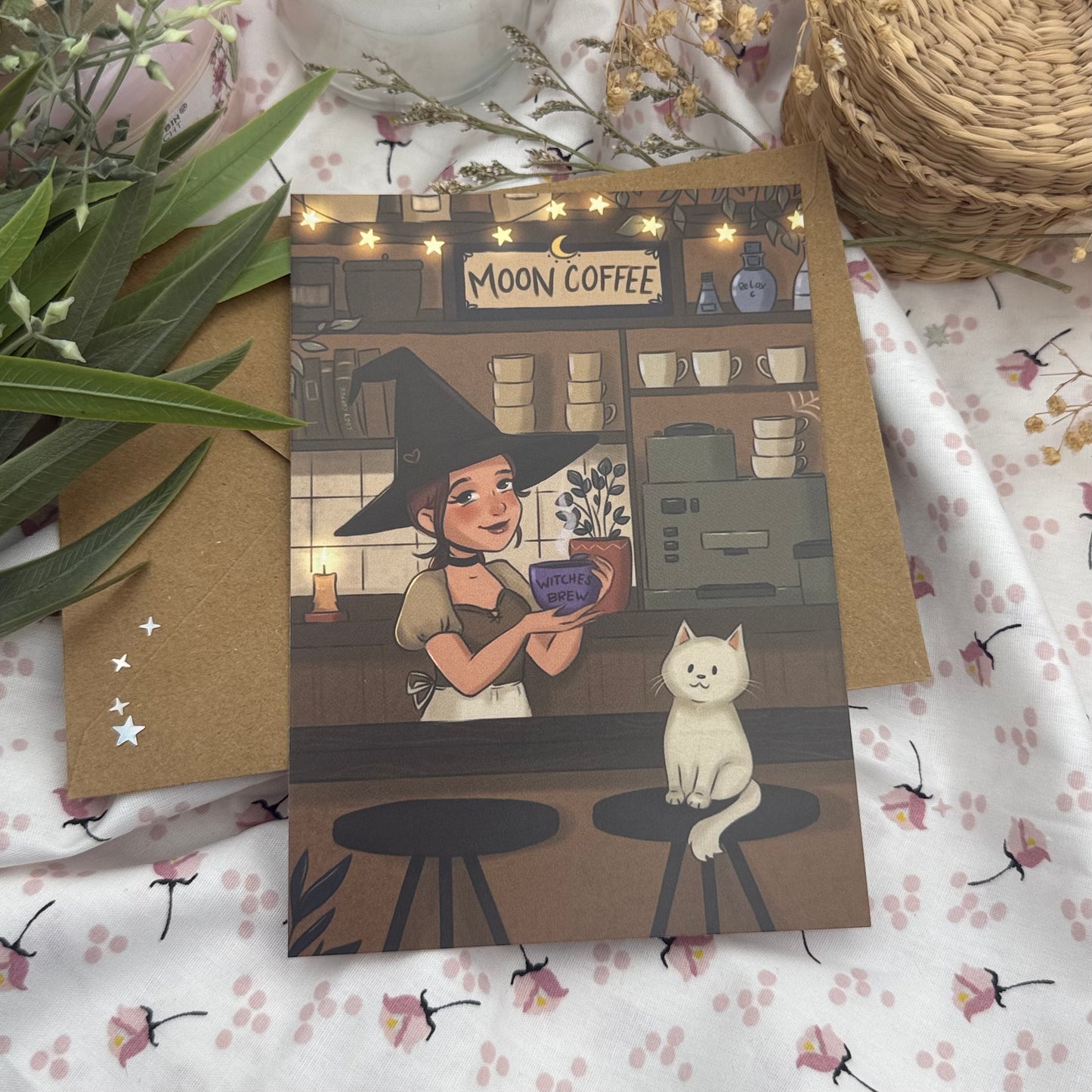 Moon Coffee – Hexe im Café mit Katze | Cozy Witch Illustration Postkarte