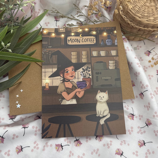 Moon Coffee – Hexe im Café mit Katze | Cozy Witch Illustration Postkarte