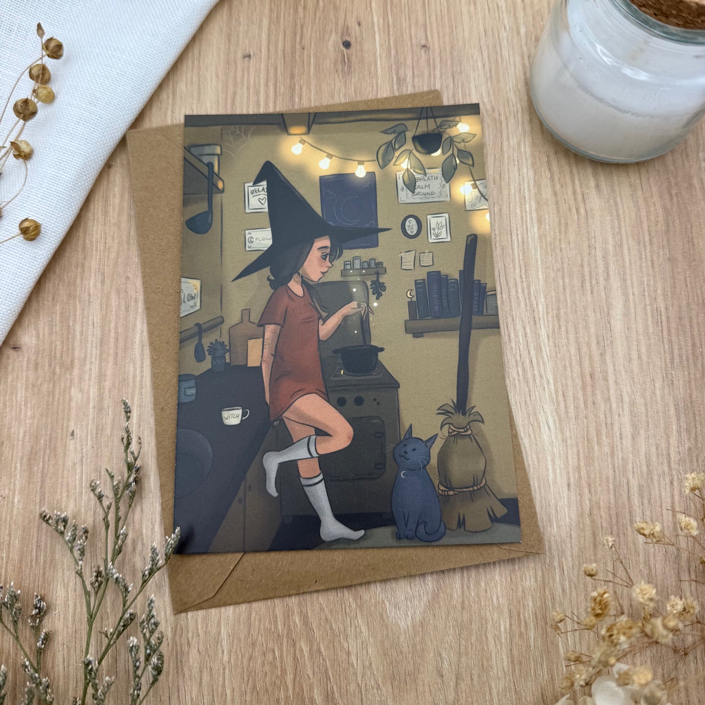 Gemütliche Hexe in der Küche – Magische Achtsamkeits-Postkarte | Witchcore Illustration | Cozy Art Print