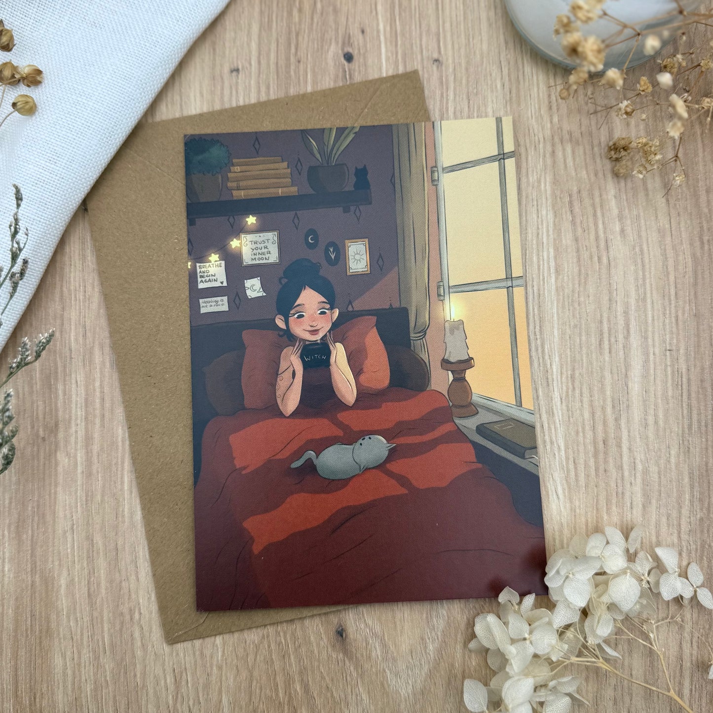 Gemütlichen Hexe im Bett – Warme Wohlfühl-Illustration | Magische Postkarte