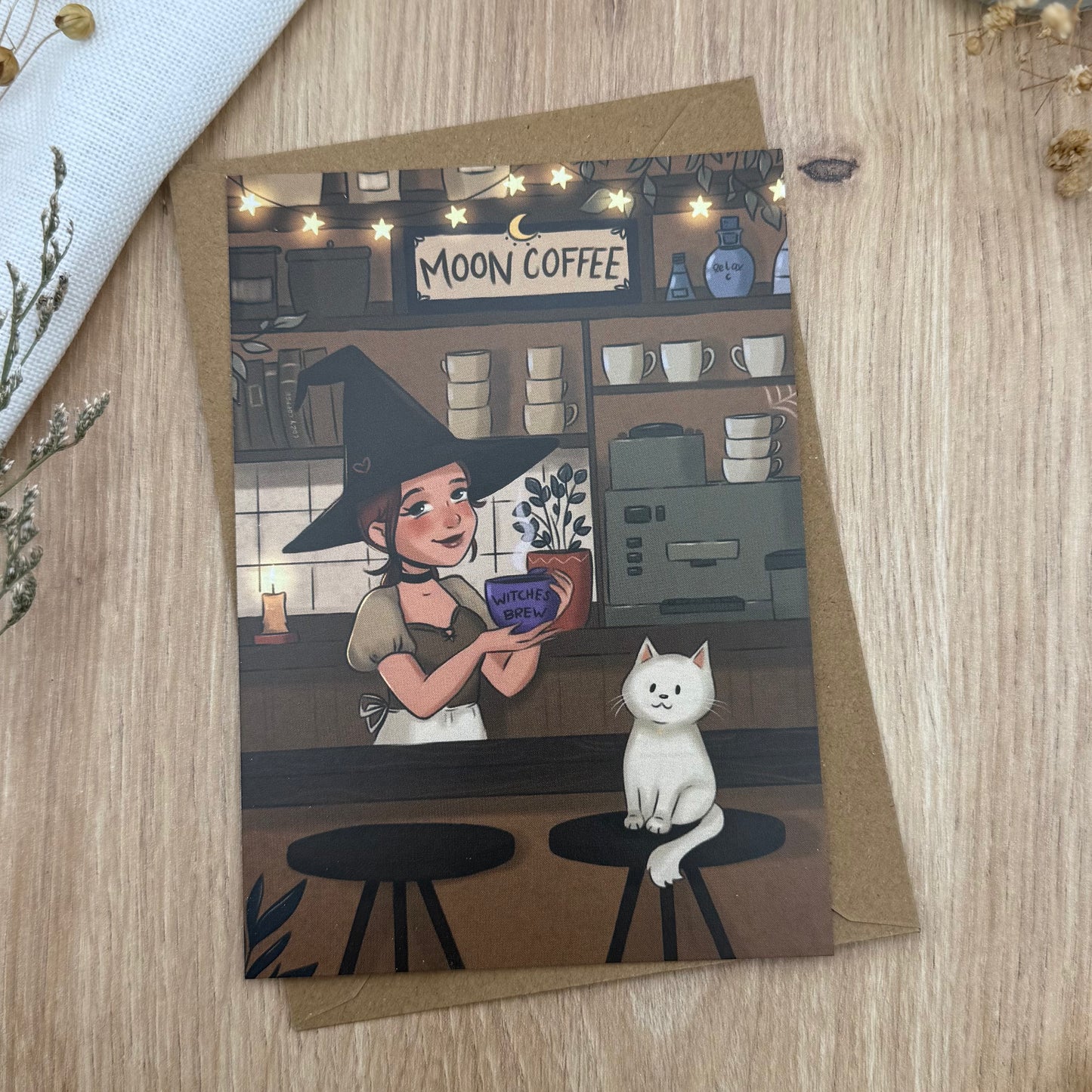 Moon Coffee – Hexe im Café mit Katze | Cozy Witch Illustration Postkarte