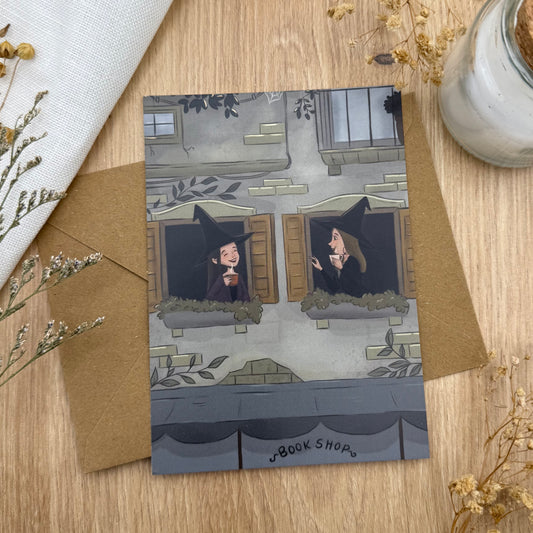 Hexenwq Postkarte – Freundschaft & Tee am Fenster | Cozy Witch Illustration, Buchladen