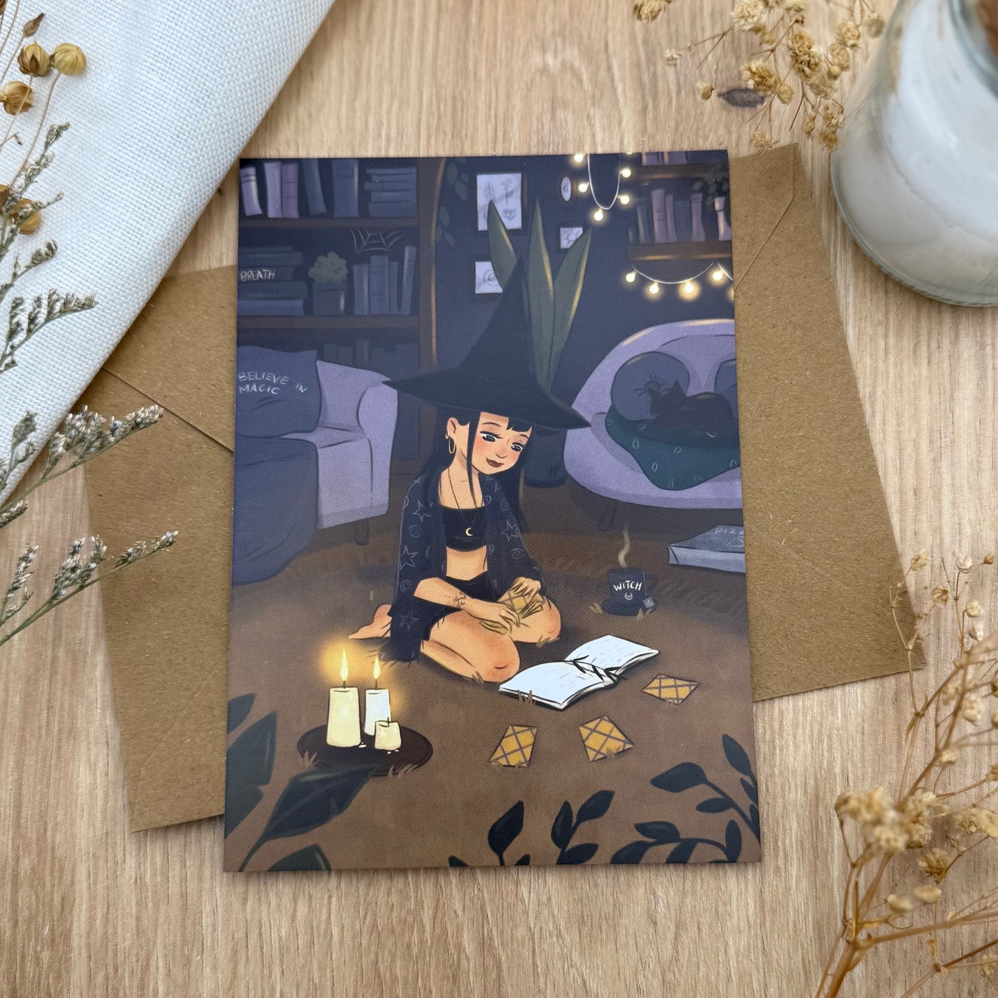 Magische Hexen Postkarte – Ruhige Witch Illustration mit Kerzen & Tarot | Achtsamkeit, Mond und Selbstfürsorge Geschenk