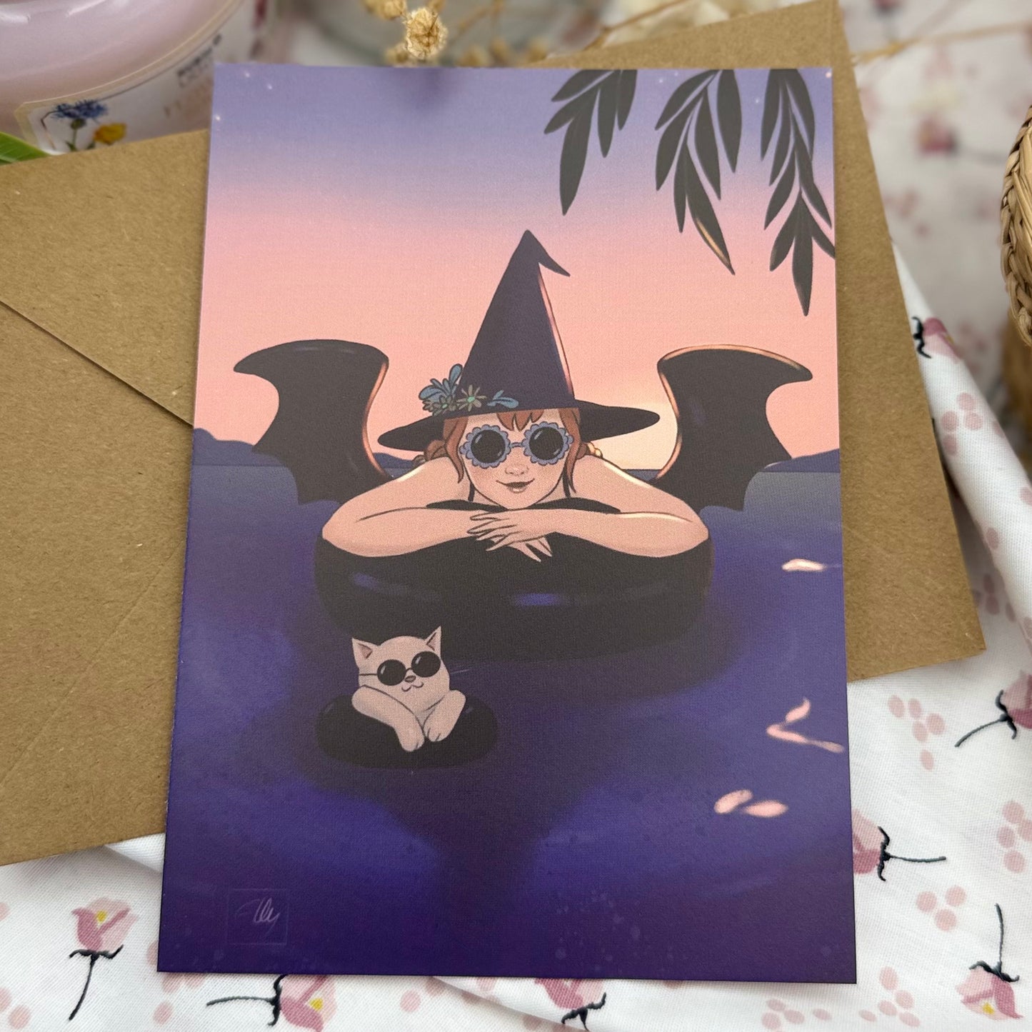 Summerween Postkarte mit Hexe & Katze | Spooky Summer Illustration | Cozy Halloween Deko | Witchy Pool Art | Geschenk für Halloween Fans