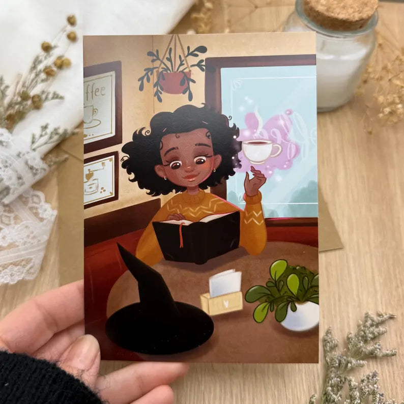 Postkarte Hexe im Coffeeshop - Kaffee und Buch Illustration- Cozy Witch DIN A6 - Geschenk für Leseratten und Hexenfreunde
