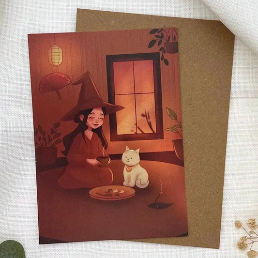 Postkarte ‚Cozy Magic‘ – entspannte Hexe mit Katze & Tee