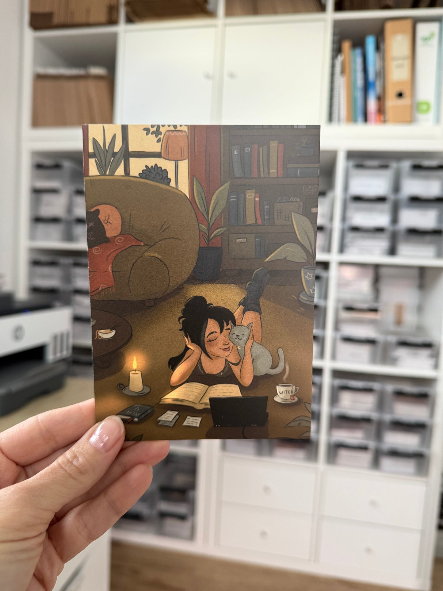 Lesende Hexe mit Katze – Cozy Witch Illustration | Achtsamkeits-Postkarte | Ruhe & Safespace Art