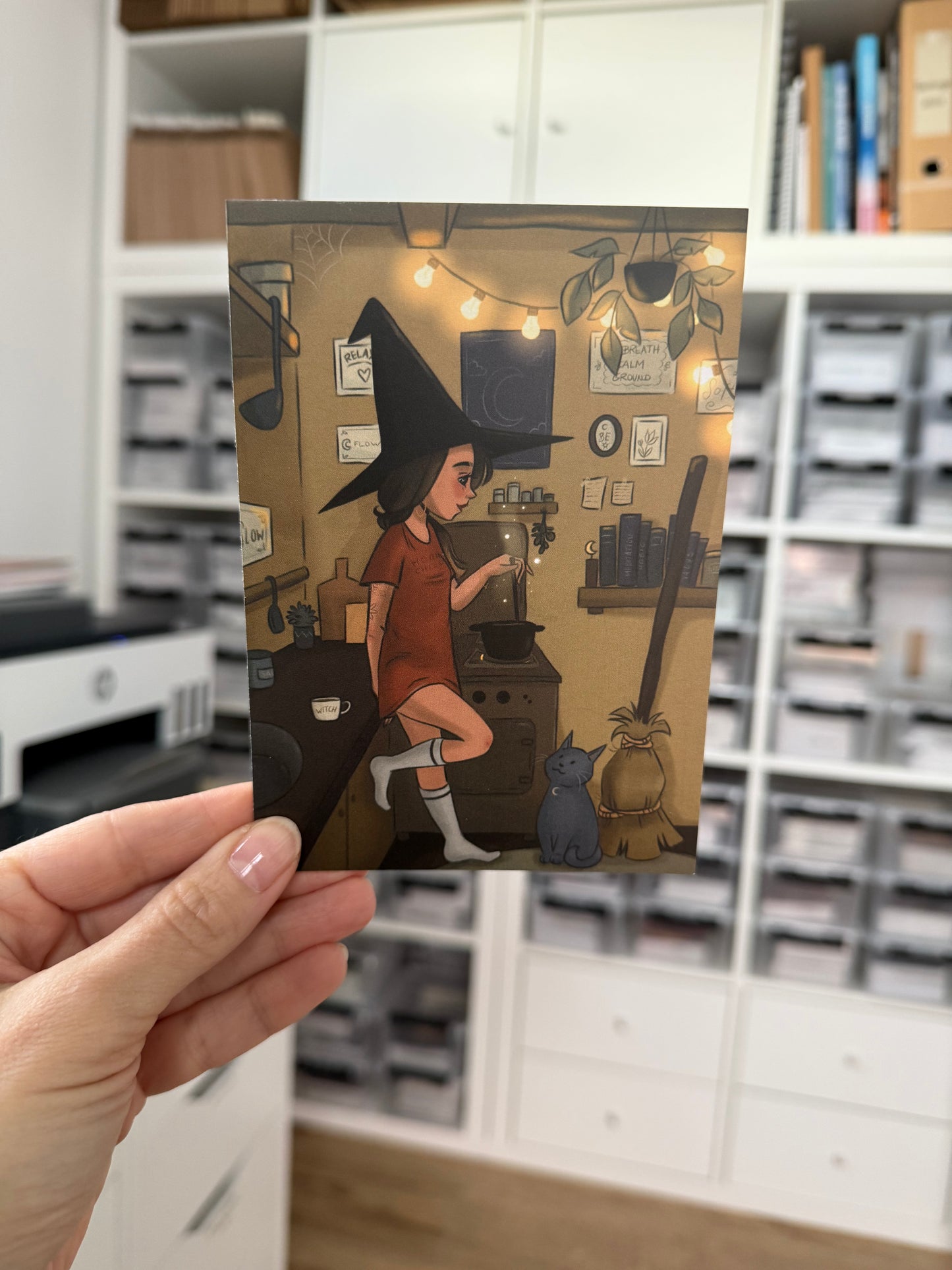Gemütliche Hexe in der Küche – Magische Achtsamkeits-Postkarte | Witchcore Illustration | Cozy Art Print